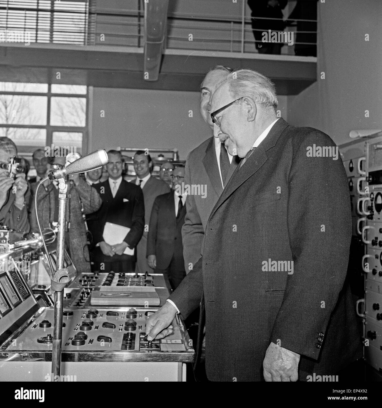 Einweihung des UKW Senders von Radio Bremen auf dem Leher Feld, Deutschland 1960er Jahre. Inauguration of metric wave sender of Stock Photo