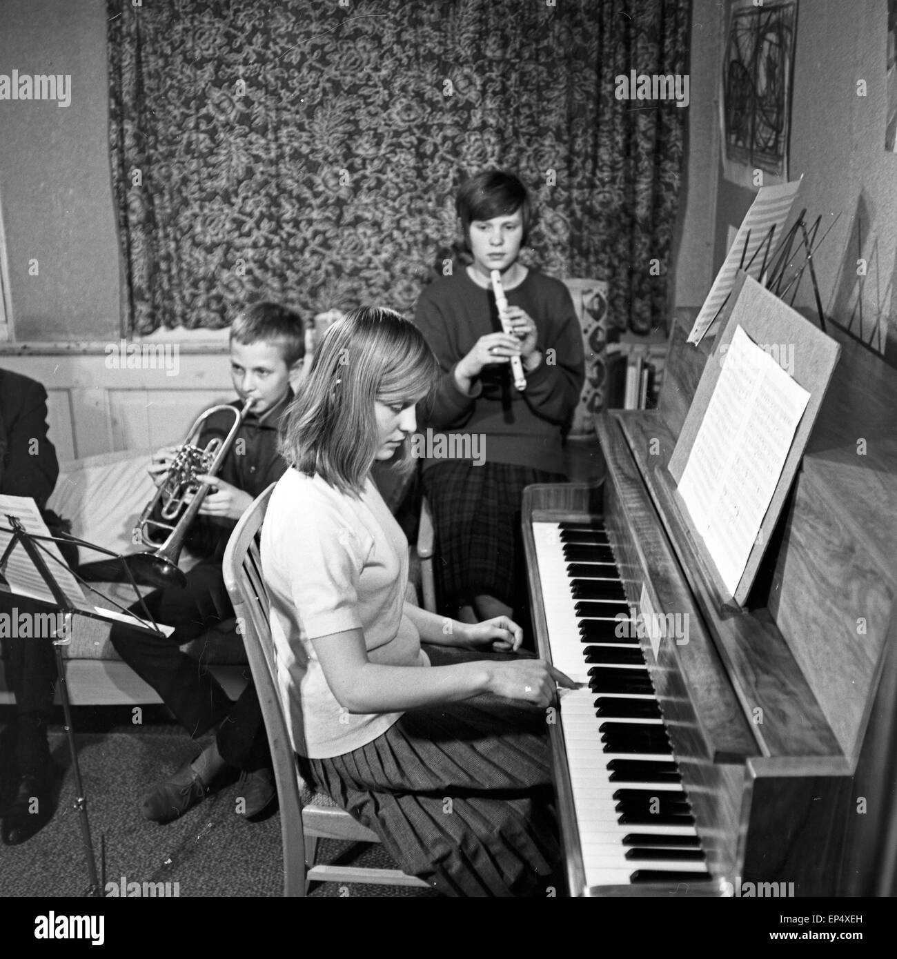 Ein Abend für junge Leute, Fernsehproduktion, Deutschland 1962, Sendung zur politischen Meinungsbildung mit Hausmusik Stock Photo