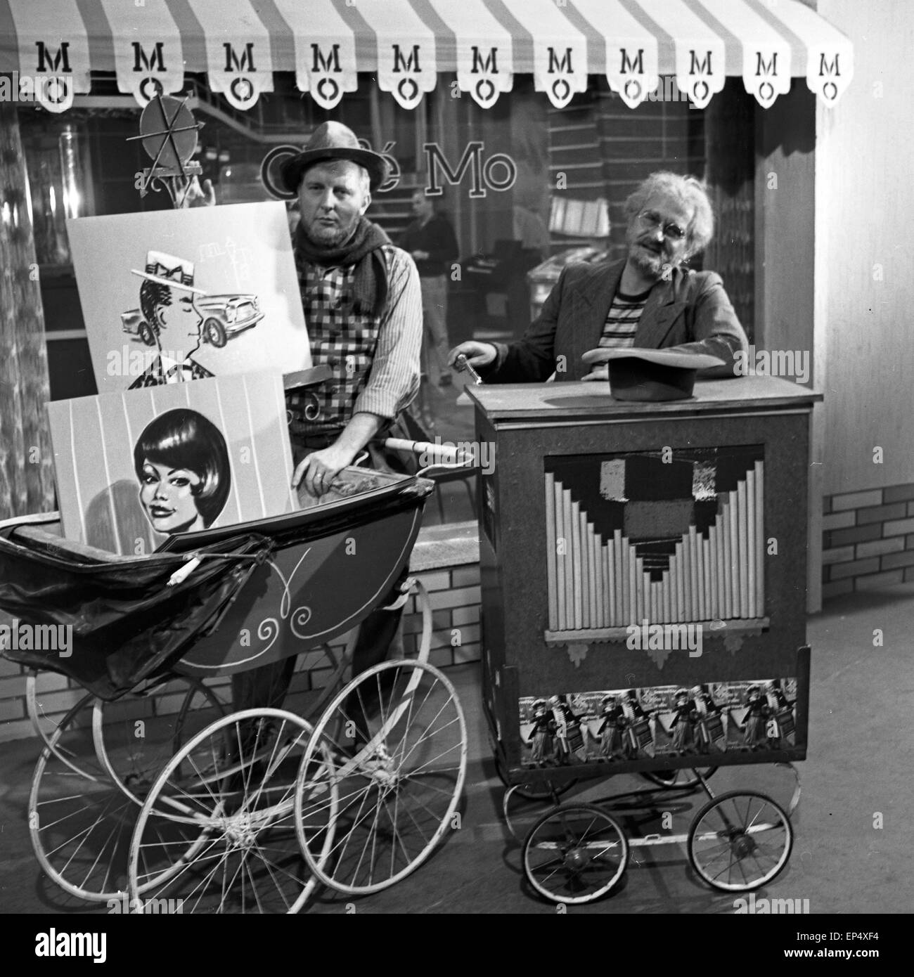 Leierkastenmann in der Unterhaltungsshow 'Cafe Mo' mit dem Musiker Billy Mo in Hamburg, Deutschland 1960er Jahre. Organ grinder Stock Photo