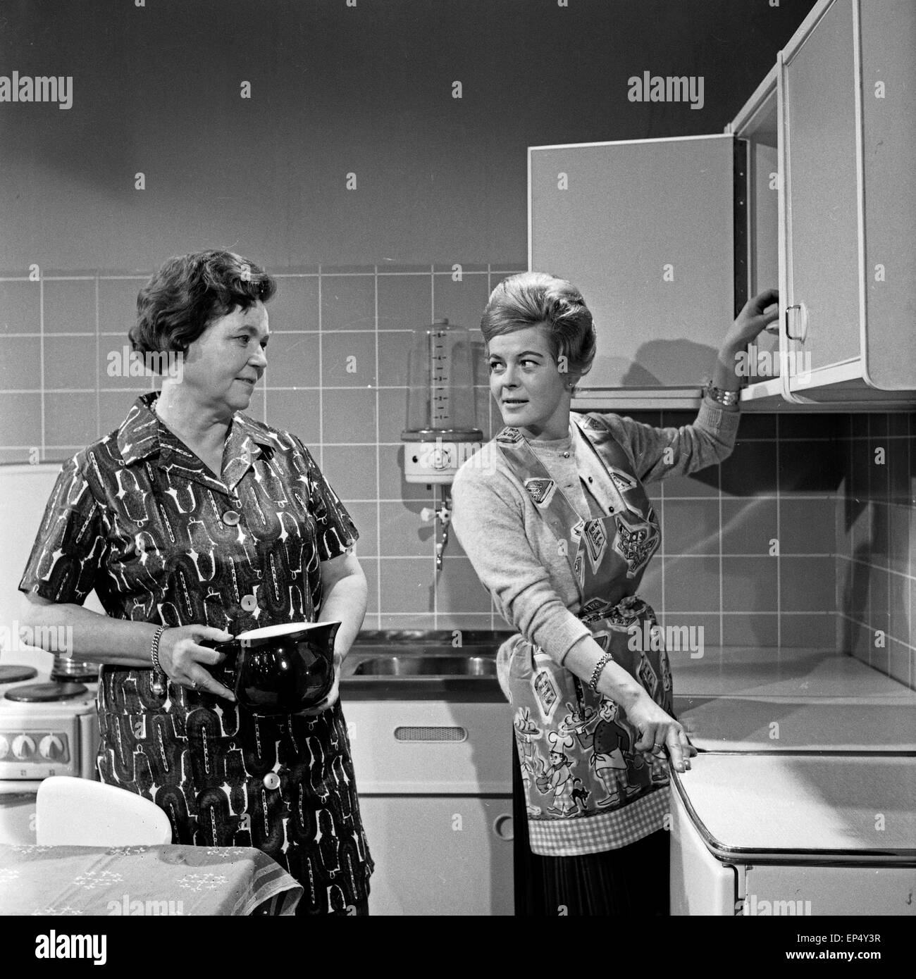 Präsentation modischer Kleidung für alle Lebenslagen, hier: Küche und Haushalt, Deutschland 1960er Jahre. Prsentation of all day Stock Photo