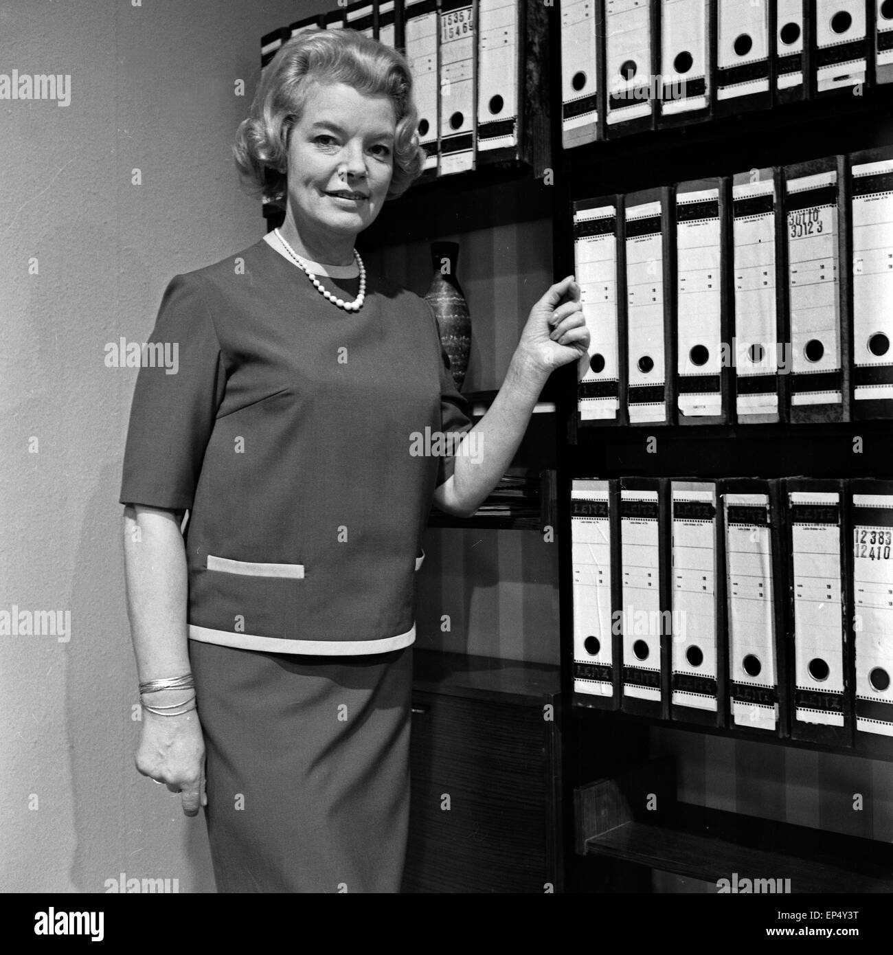 Präsentation modischer Kleidung für alle Lebenslagen, hier: Mode im Büro, Deutschland 1960er Jahre. Presentation of all day fash Stock Photo