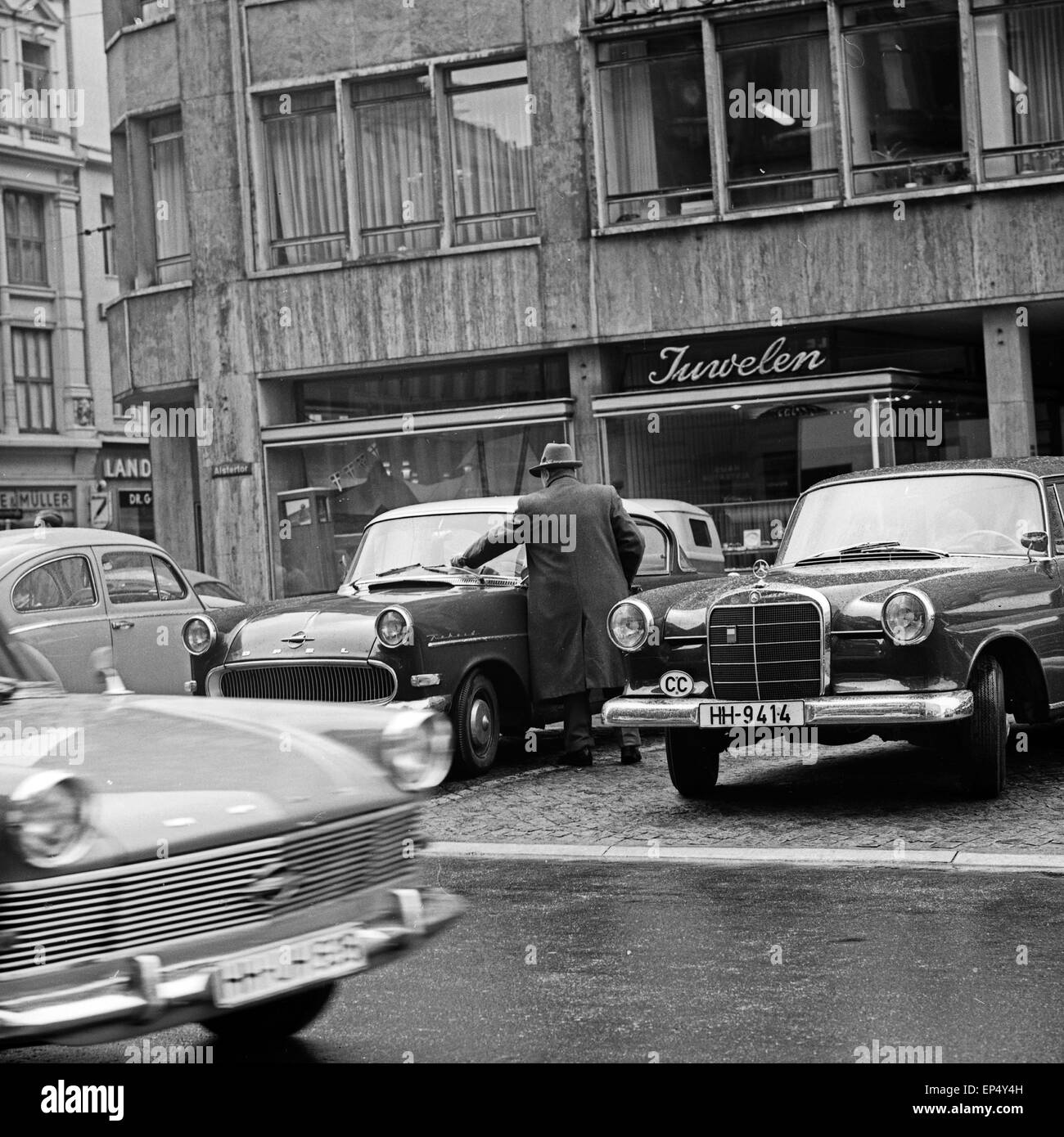 Straßenszene am Alstertor in Hamburg, Deutschland 1960er Jahre. Street scene at Alstertor street in Hamburg, Germany 1960s. Stock Photo