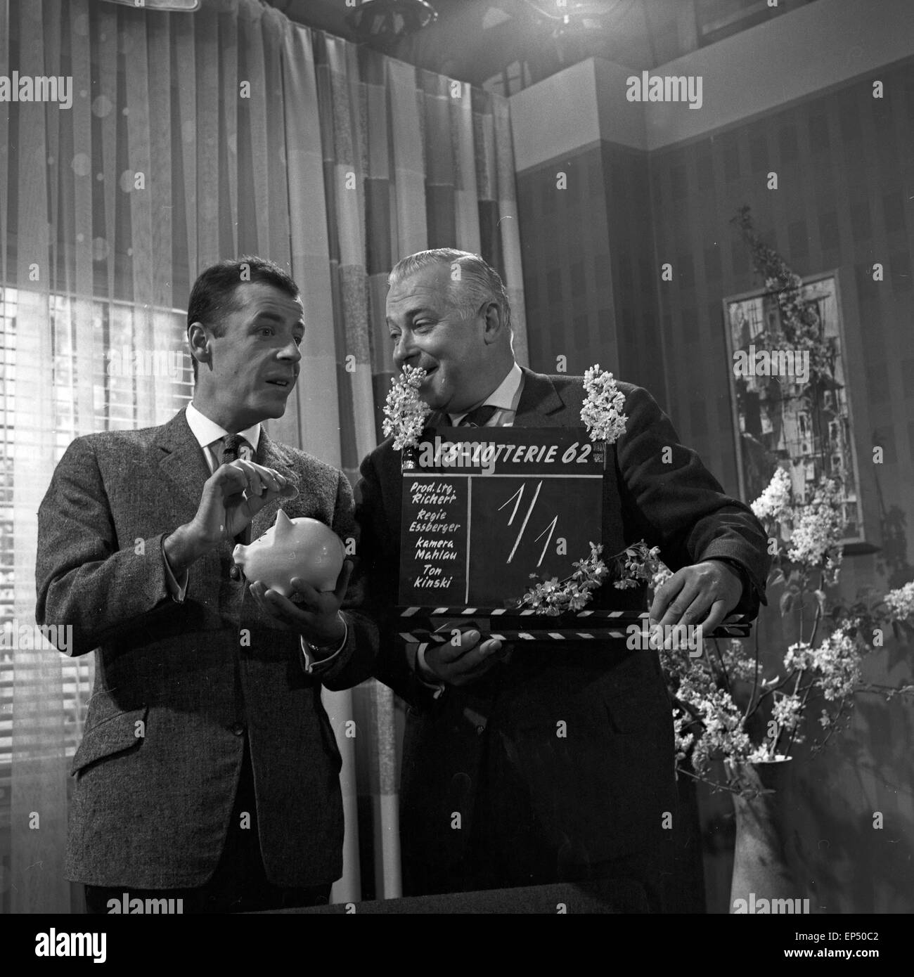 Der Moderator Chris Howland und Produktionsleiter Richert werben für Deutsche Fernsehlotterie 1962 in Hamburg, Deutschland 1 Stock Photo