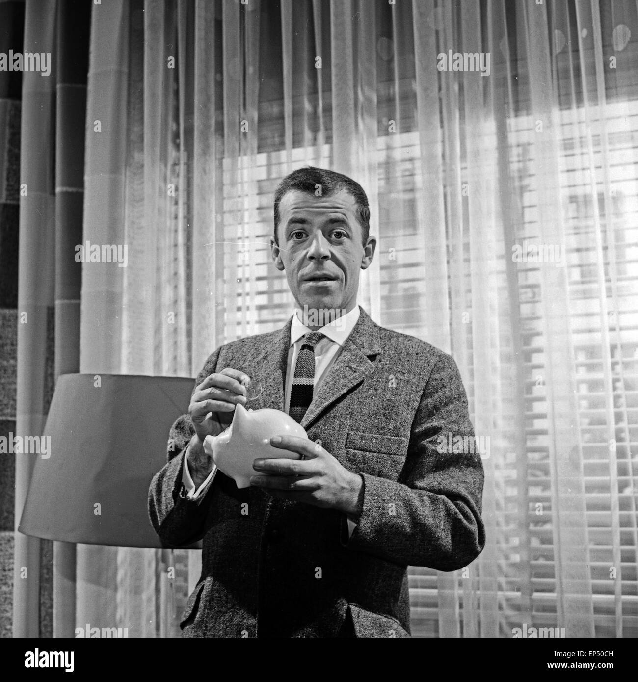 Der Moderator Chris Howland wirbt für Deutsche Fernsehlotterie 1962 in Hamburg, Deutschland 1960er Jahre. TV presenter Chris Stock Photo