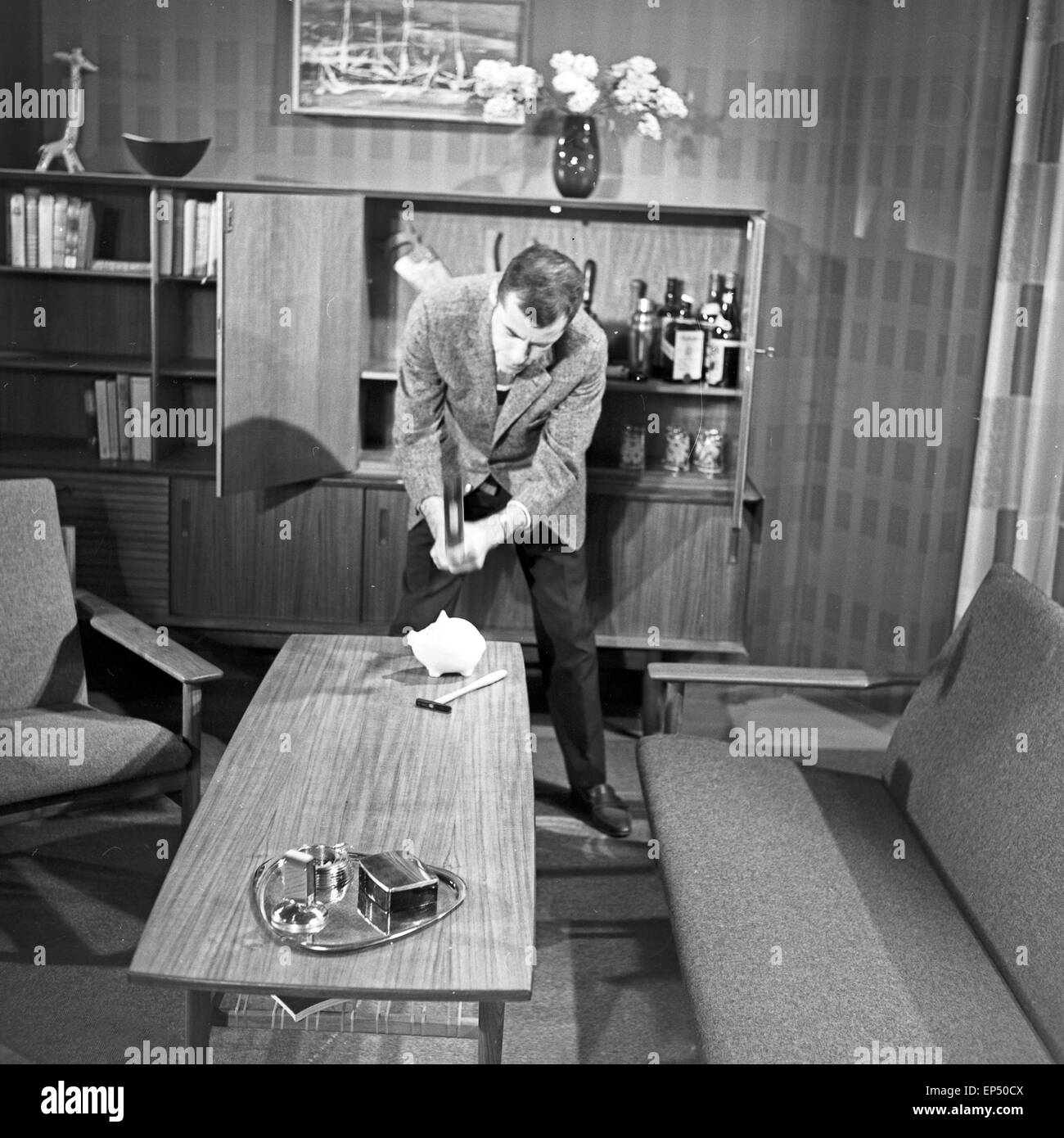 Der Moderator Chris Howland wirbt für Deutsche Fernsehlotterie 1962 in Hamburg, Deutschland 1960er Jahre. TV presenter Chris Stock Photo