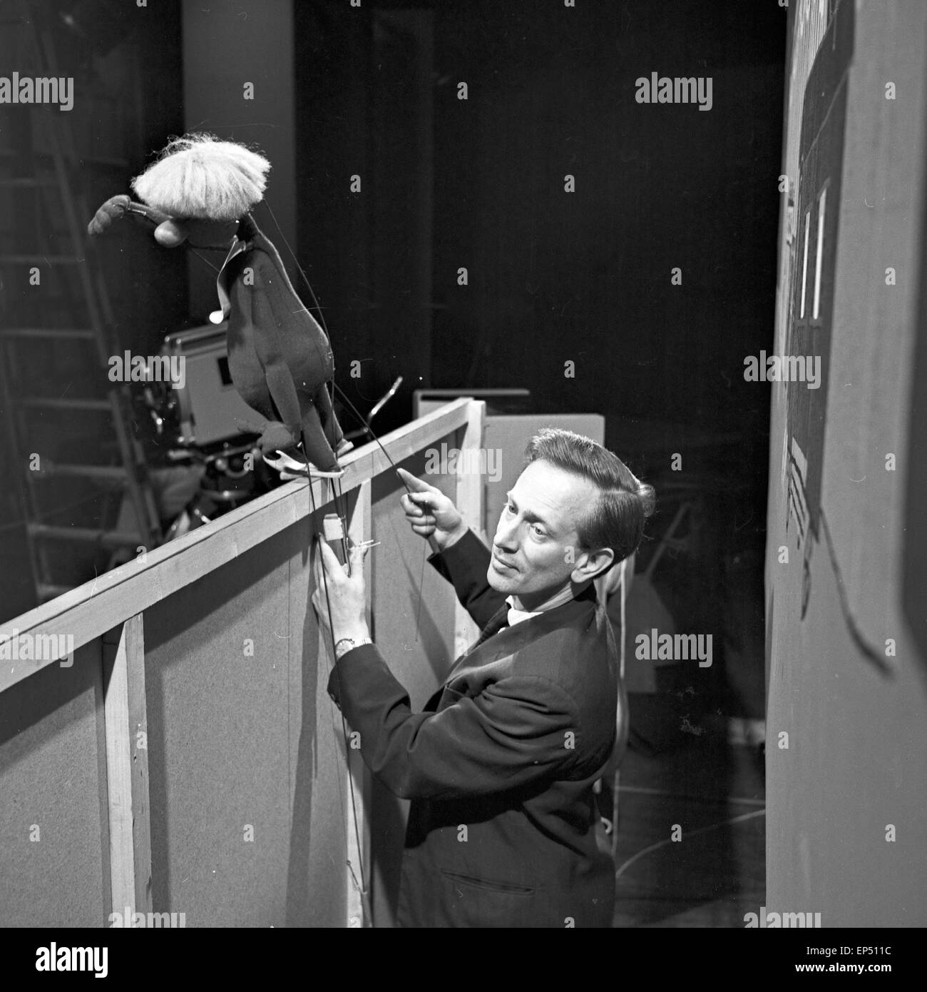 Puppen und Puppenspeiler in einem Marionettentheater in Hamburg, Deutschland 1960er Jahre. Puppets and puppeteers at a Hamburg p Stock Photo