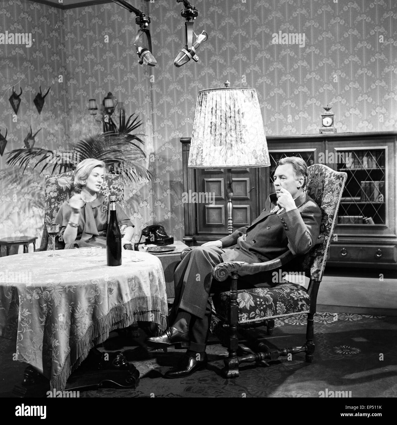 Spielszene zum Fach "Geschichte" im Rahmen des Schulfernsehens des NDR in Hamburg, Deutschland 1960er Jahre. Scene of the subjec Stock Photo