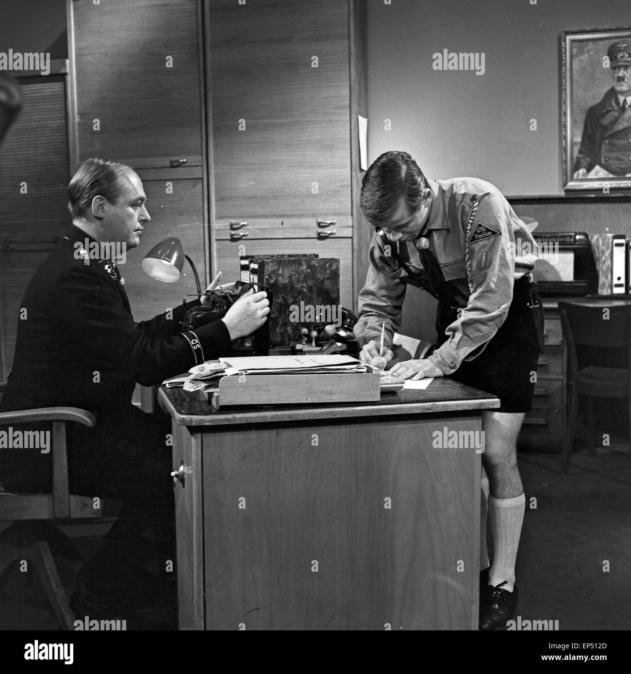 Spielszene zum Fach "Geschichte" im Rahmen des Schulfernsehens des NDR in Hamburg, Deutschland 1960er Jahre. Scene of the subjec Stock Photo