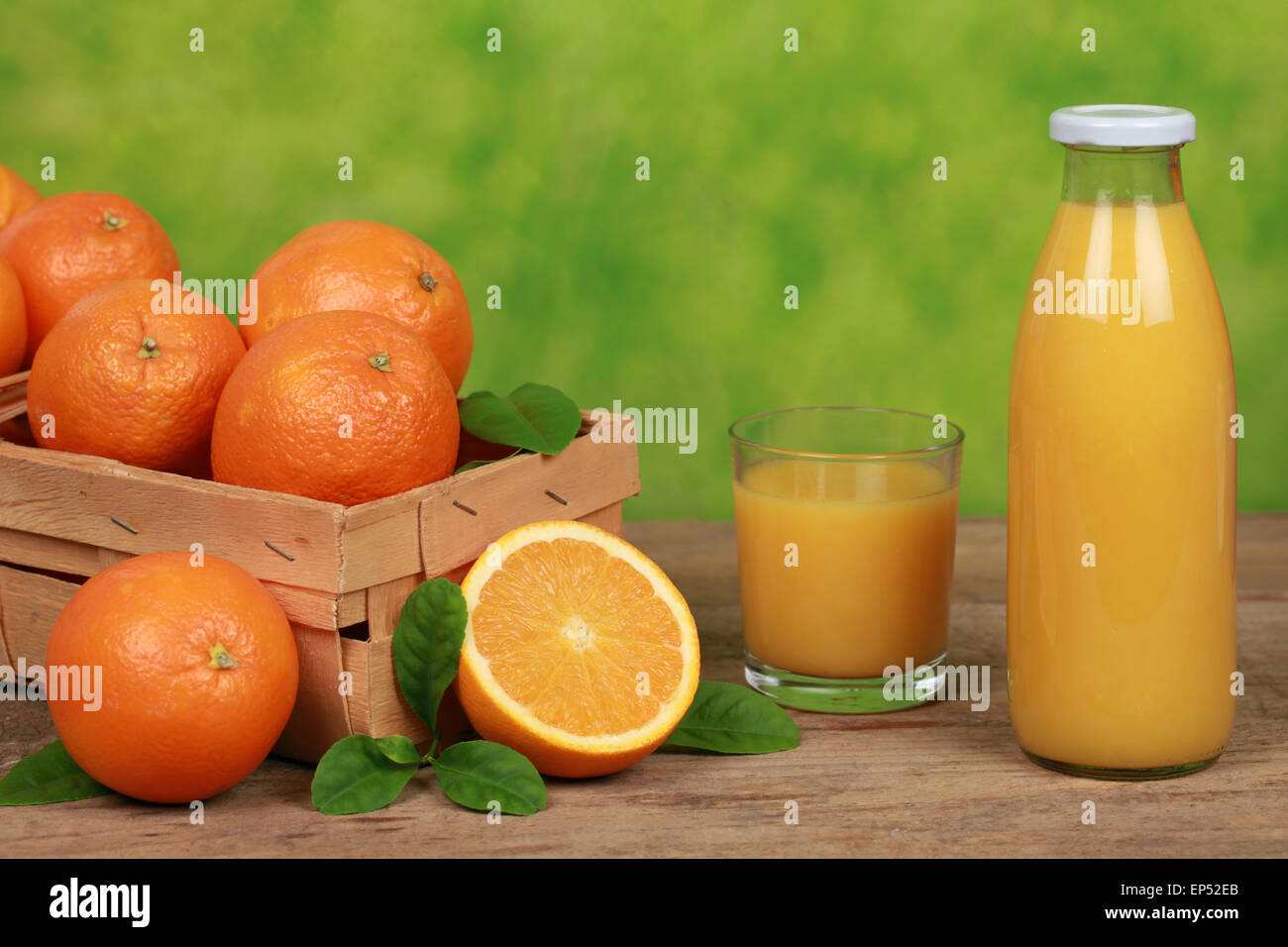 Orangen und frischer Orangensaft Stock Photo - Alamy