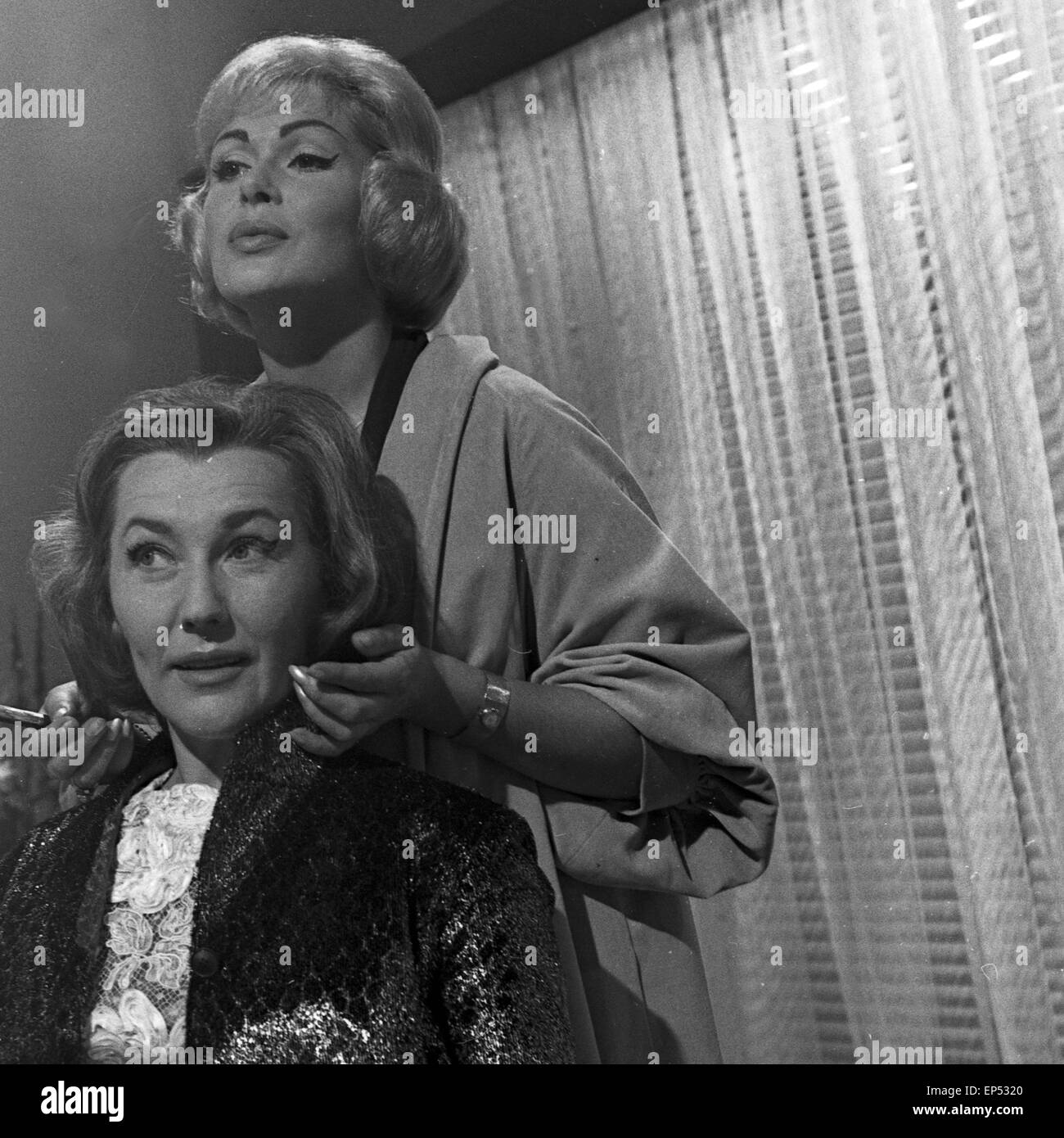 Schönes Wochenende, Fernsehspiel, Deutschland 1962, Regie: Peter Beauvais, Darsteller: Christiane Nielsen (oben) Stock Photo