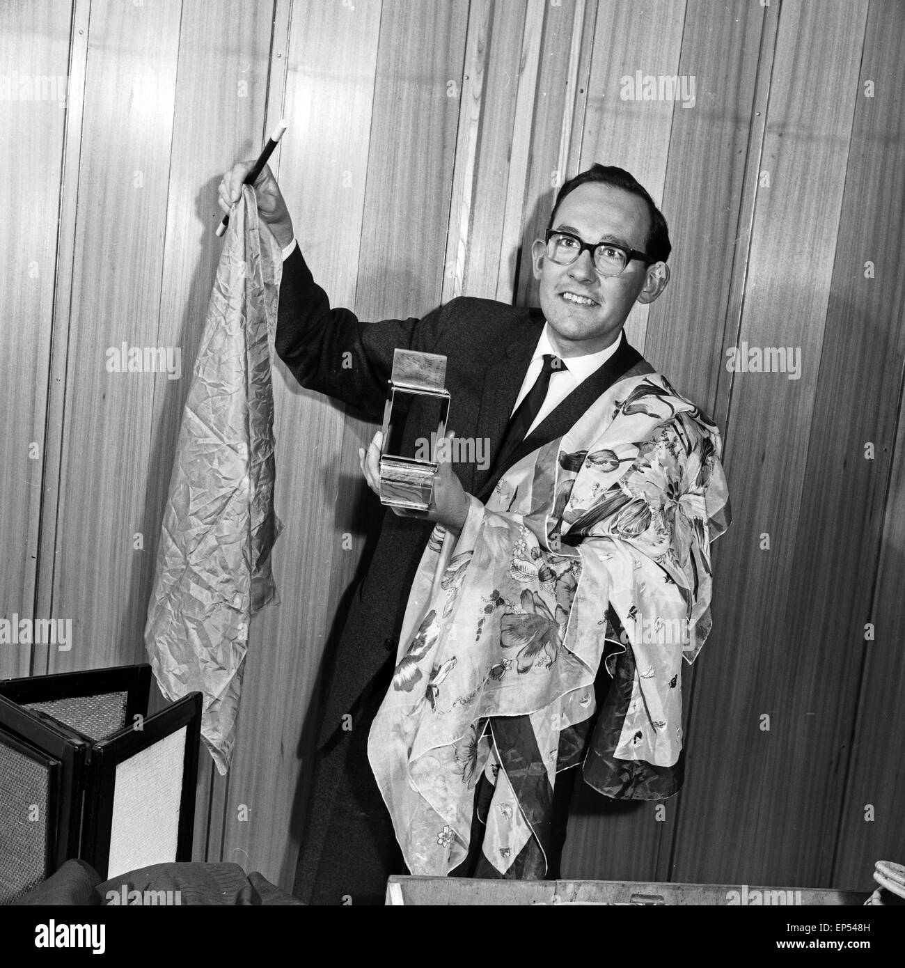 Ein Zauberkünstler zeigt seine Fertigkeiten, Deutschland 1960er Jahre. A conjurer showing his arts, Germany 1960s. Stock Photo