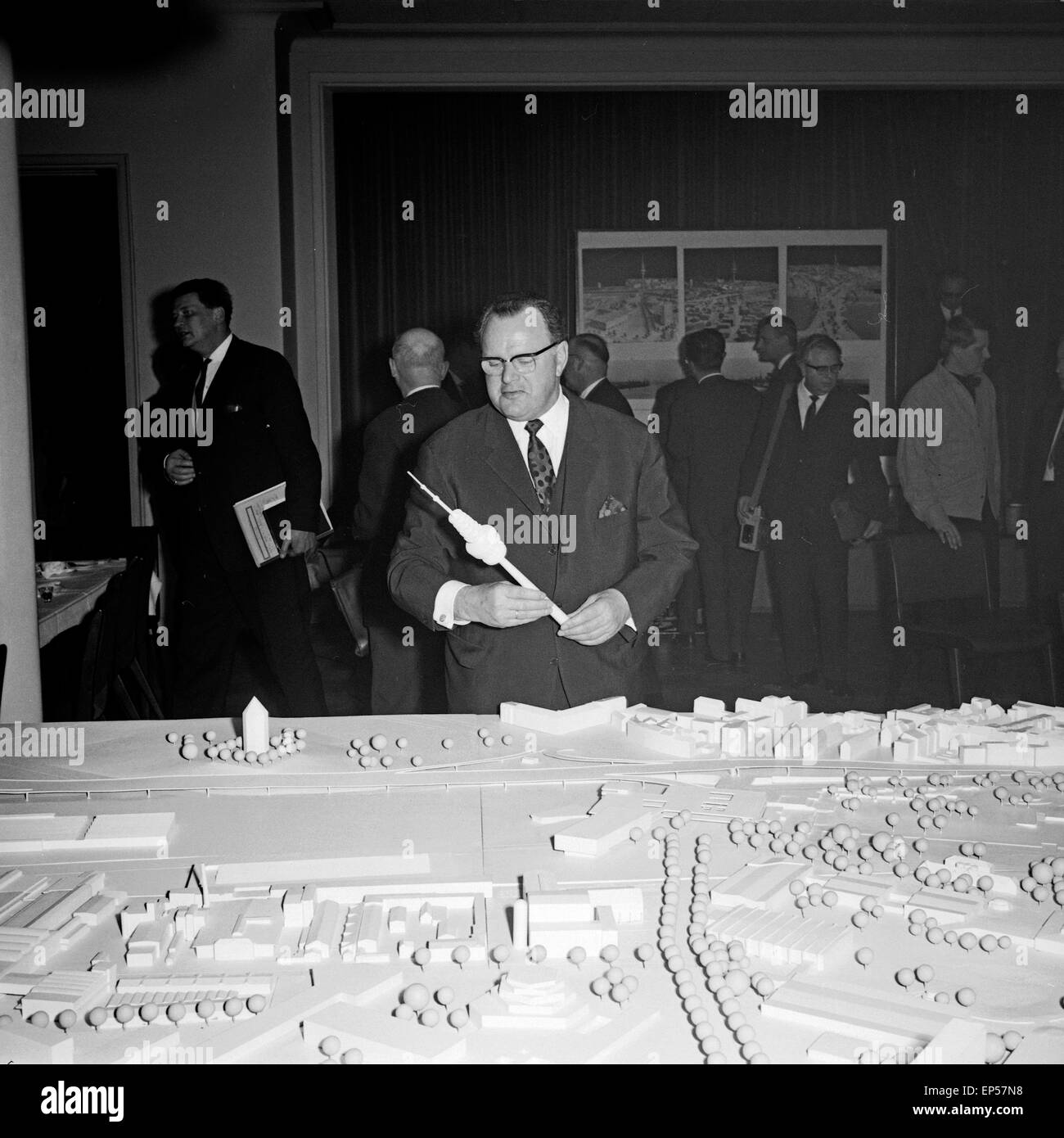 Bundespostminister Richard Stücklen mit einem Modell bei der Ideenfindung zur Planung zum Bau des Fernmeldeturms in Hamburg, Deu Stock Photo