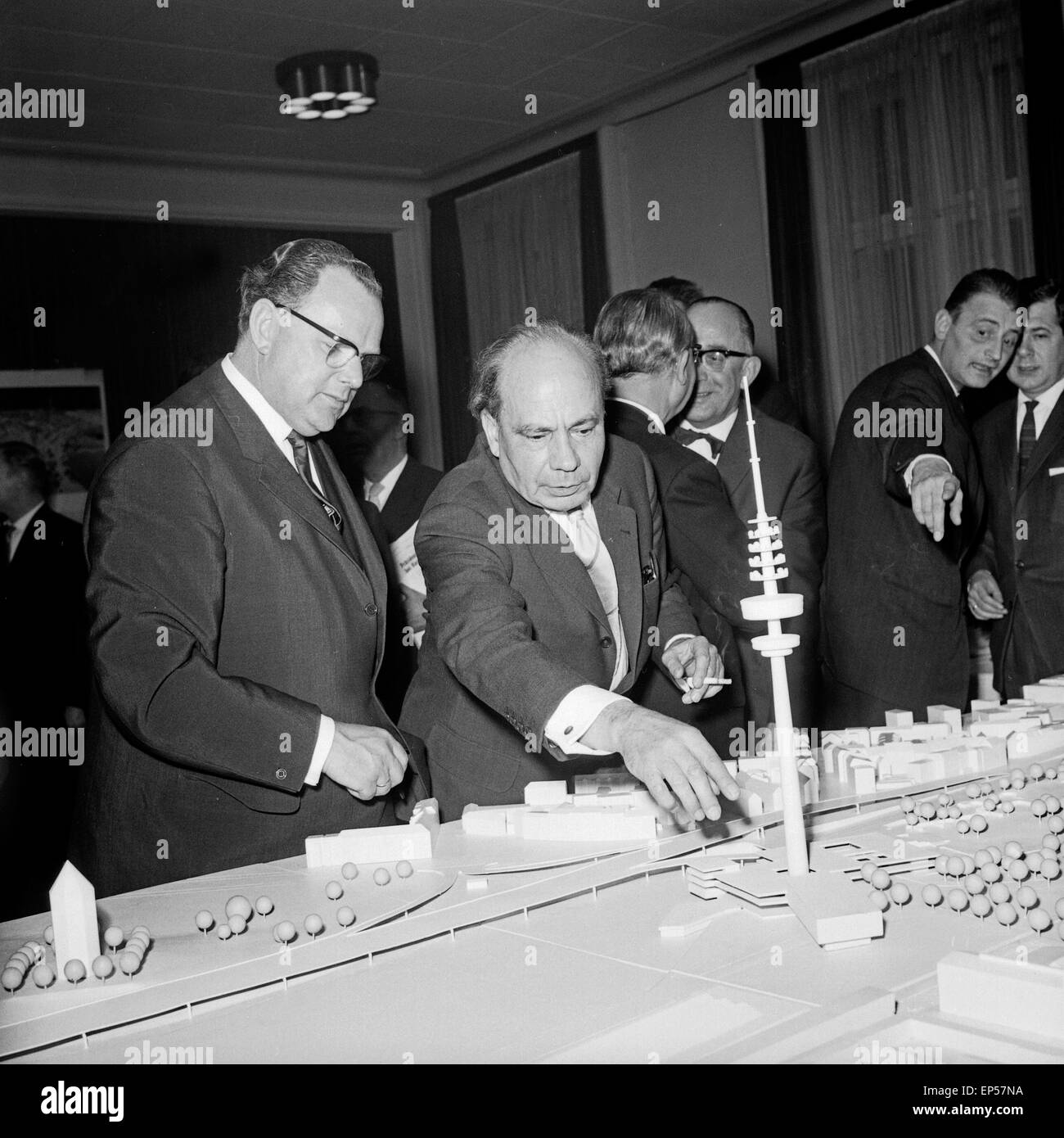 Bundespostminister Richard Stücklen (links) im Ausschuß bei der Ideenfindung zur Planung zum Bau des Fernmeldeturms in Hamburg, Stock Photo