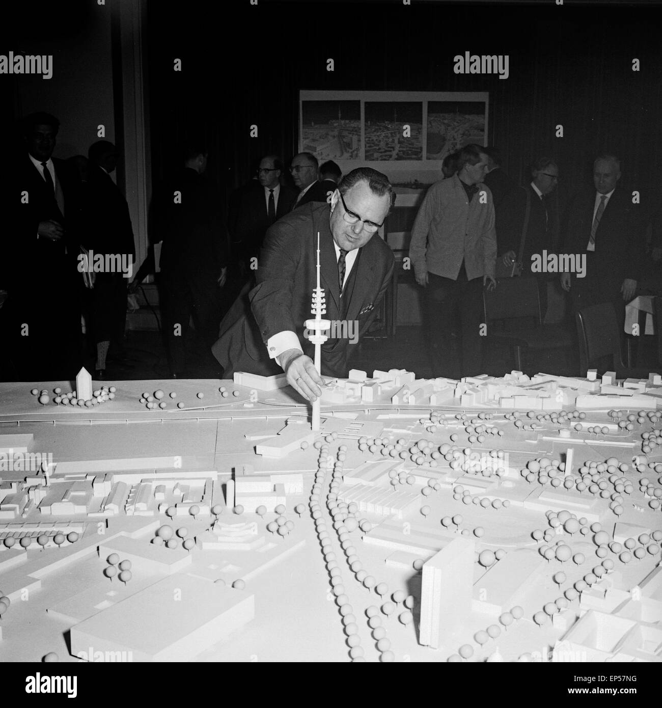 Bundespostminister Richard Stücklen mit einem Modell bei der Ideenfindung zur Planung zum Bau des Fernmeldeturms in Hamburg, Deu Stock Photo