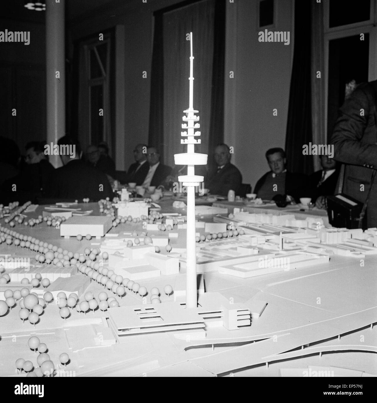 Ausschuß bei der Ideenfindung zur Planung zum Bau des Fernmeldeturms in Hamburg, Deutschland 1960er Jahre. Comittee for the plan Stock Photo