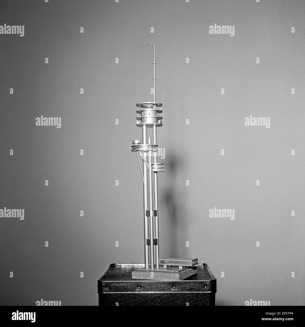 Modell bei der Ideenfindung zur Planung zum Bau des Fernmeldeturms in Hamburg, Deutschland 1960er Jahre. Model for the planning Stock Photo