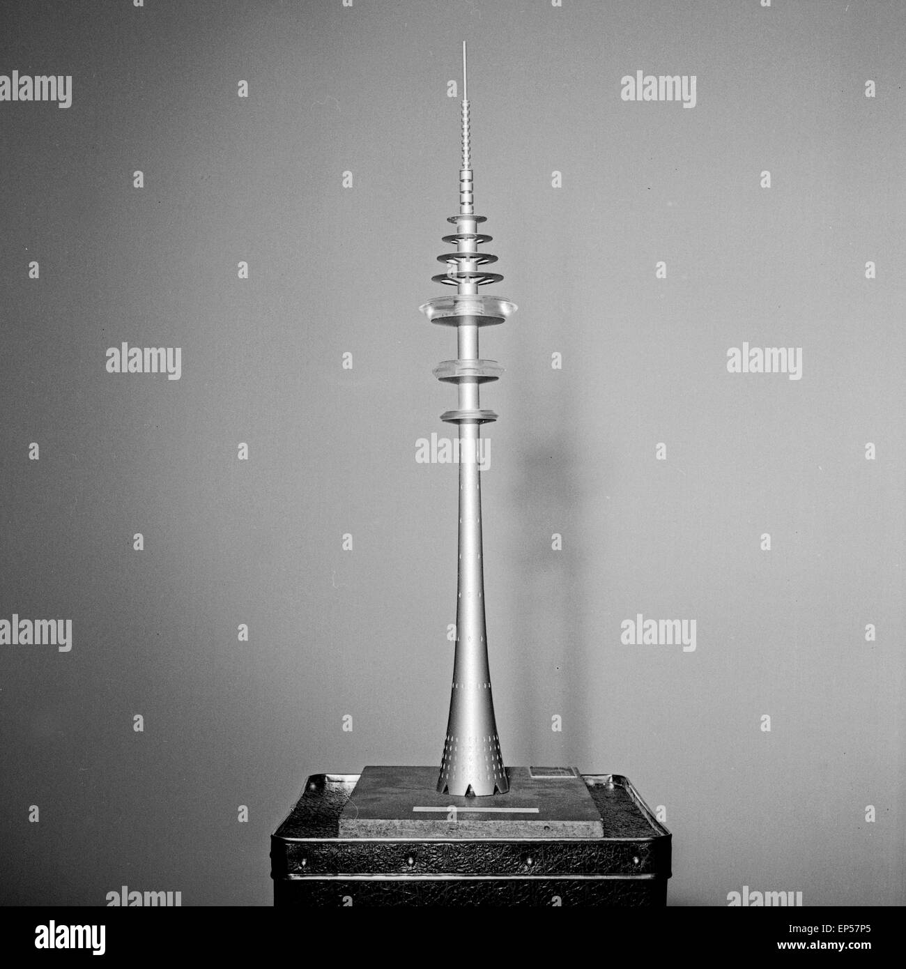 Modell bei der Ideenfindung zur Planung zum Bau des Fernmeldeturms in Hamburg, Deutschland 1960er Jahre. Model for the planning Stock Photo