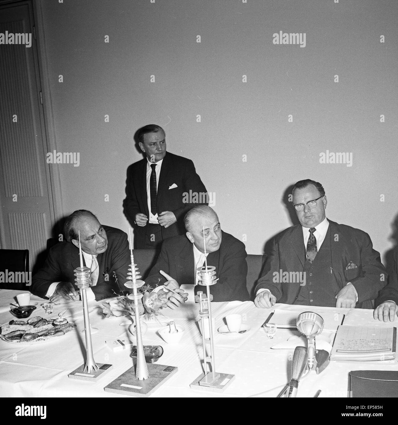 Bundespostminister Richard Stücklen Ausschuß bei der Ideenfindung zur Planung zum Bau des Fernmeldeturms in Hamburg, Deutschland Stock Photo