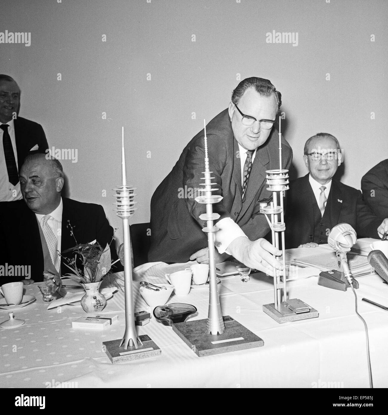 Bundespostminister Richard Stücklen Ausschuß bei der Ideenfindung zur Planung zum Bau des Fernmeldeturms in Hamburg, Deutschland Stock Photo