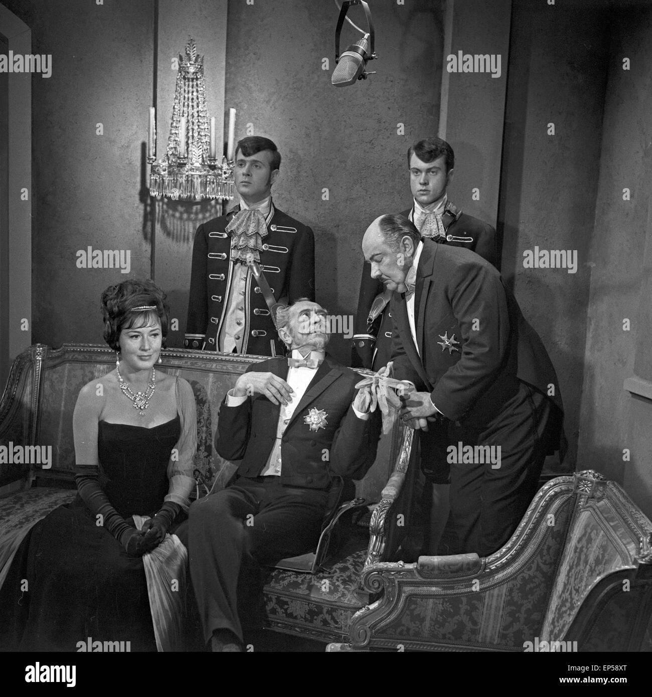 Der Schatten, Fernsehspiel, Deutschland 1963, Regie: Werner Düggelin, Darsteller: Senta Wengraf (links) Stock Photo