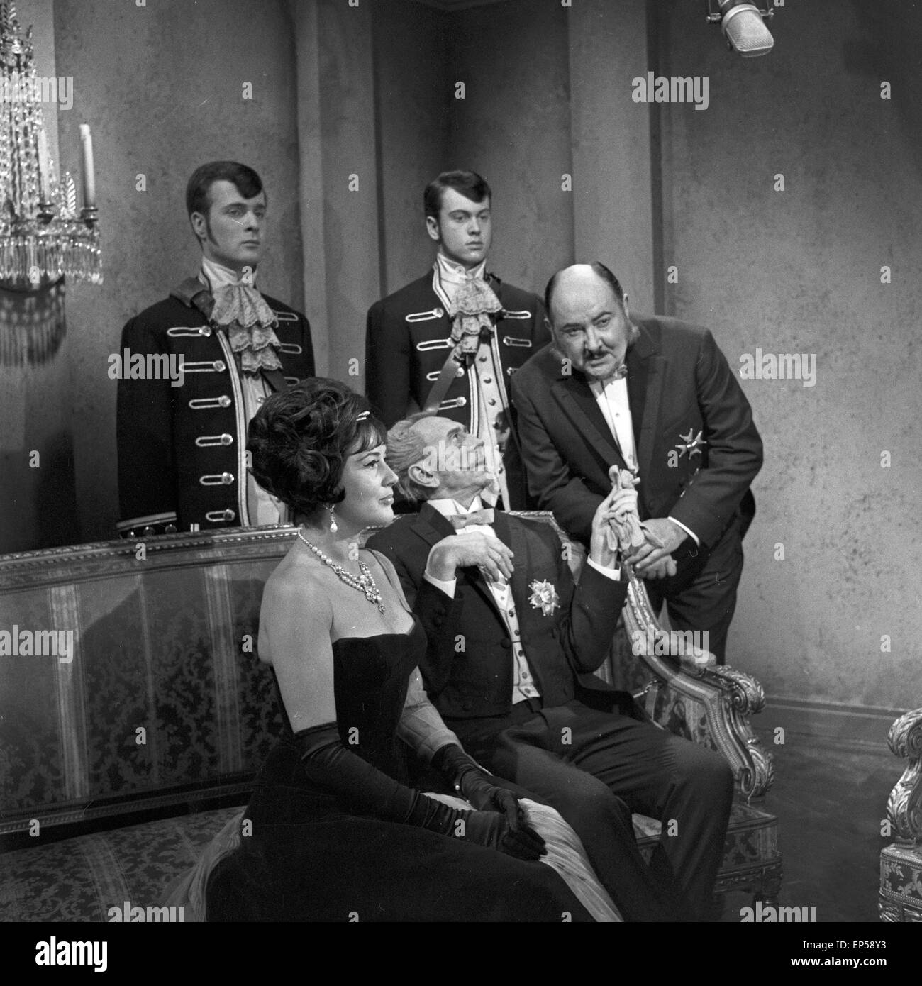 Der Schatten, Fernsehspiel, Deutschland 1963, Regie: Werner Düggelin, Darsteller: Senta Wengraf (links), Walter Jokisch (rechts) Stock Photo
