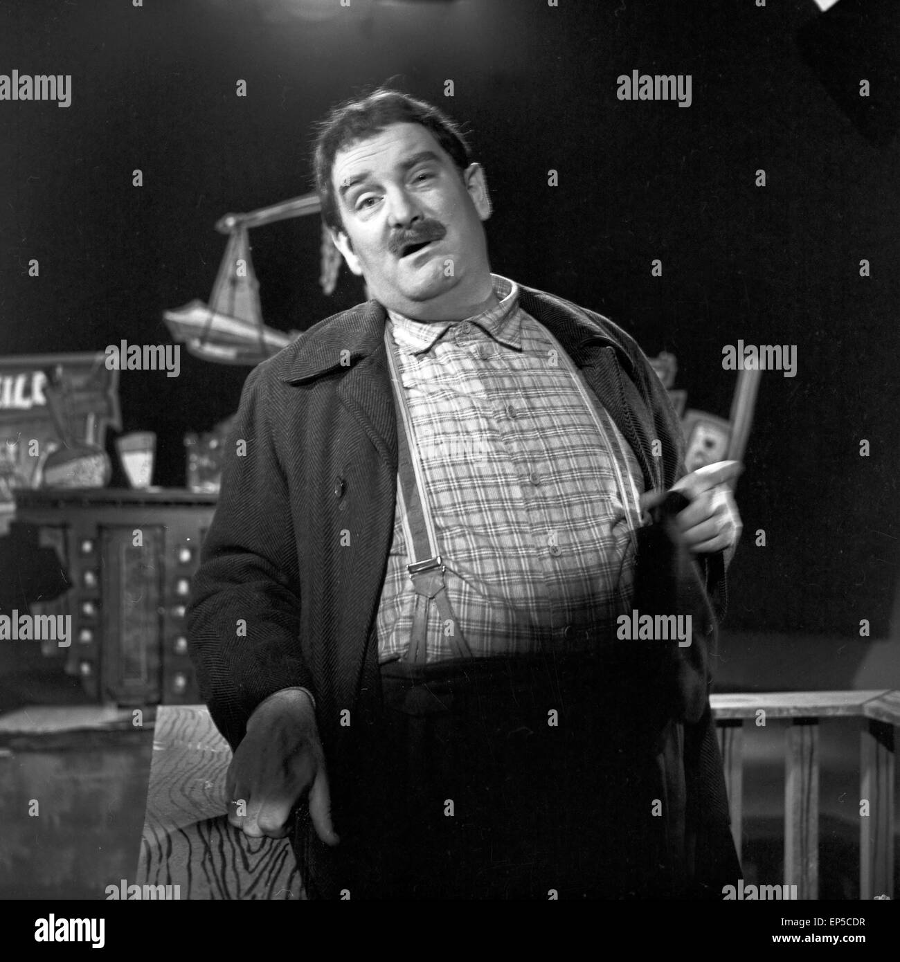 Deutscher Kabarettist, Schauspieler und Komiker Jürgen von Manger als Angeklagter, Deutschland