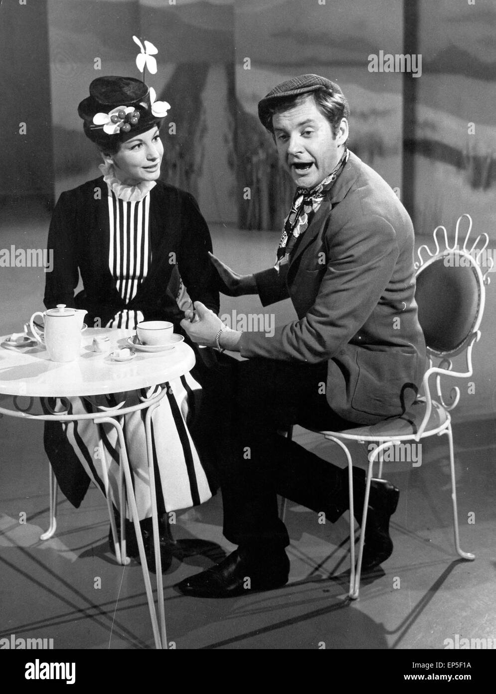 Deutscher Schauspieler, Sänger und Entertainer Harald Juhnke mit Johanna von Koczian, Deutschland 1960er Jahre. German singer Stock Photo