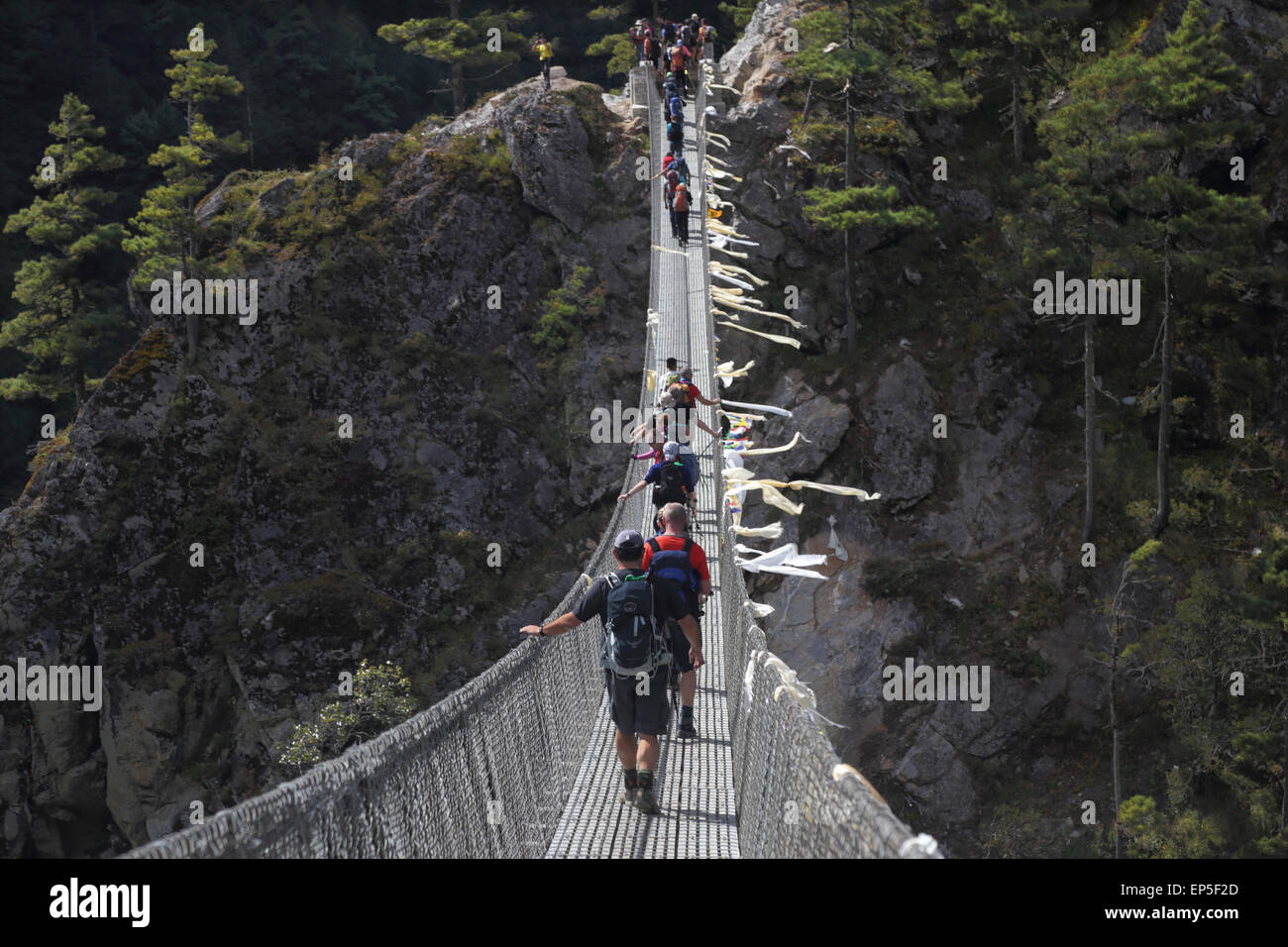 The Everest Base Camp trek crosses the Dudh Kosi River over new wire suspension bridges on the way to Namche Bazaar, Stock Photo
