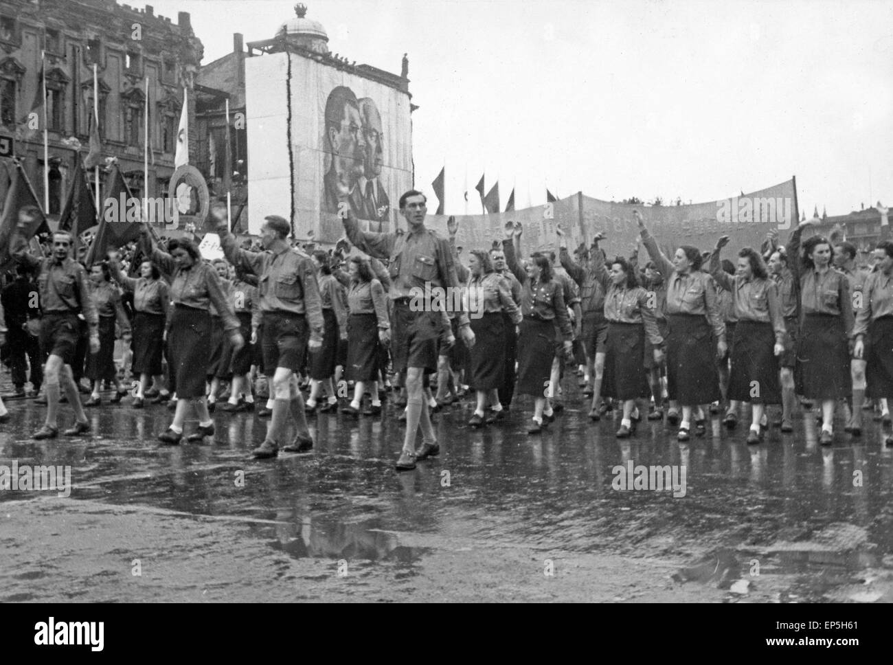 Maikundgebung mit Parade vor den Abbildungen von Josef Stalin und Wilhelm Pieck in Ost Berlin, DDR 1950er Jahre. 1st of May rall Stock Photo