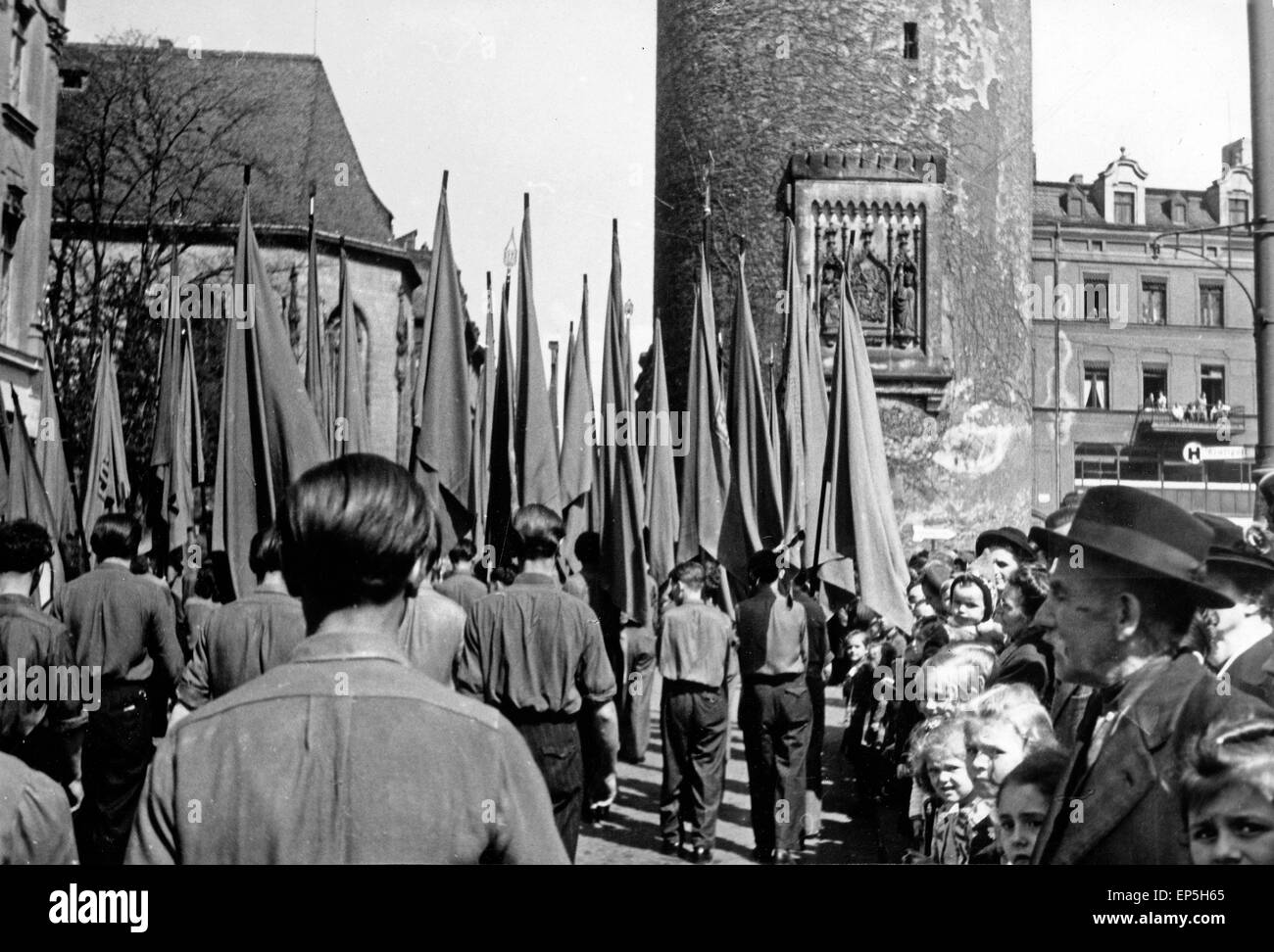 Maikundgebung mit Parade vor dem Frauenturm in Görlitz, DDR 1950er Jahre. 1st of May rally with parade in front of Frauenturm to Stock Photo