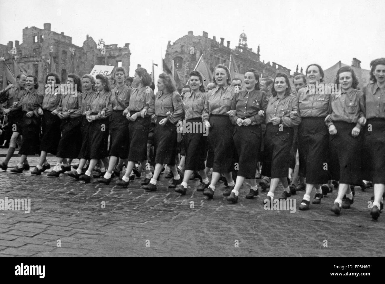 Maikundgebung mit Parade der FDJ in Ost Berlin, DDR 1950er Jahre. 1st of May rally with parade of FDJ youth organization at East Stock Photo