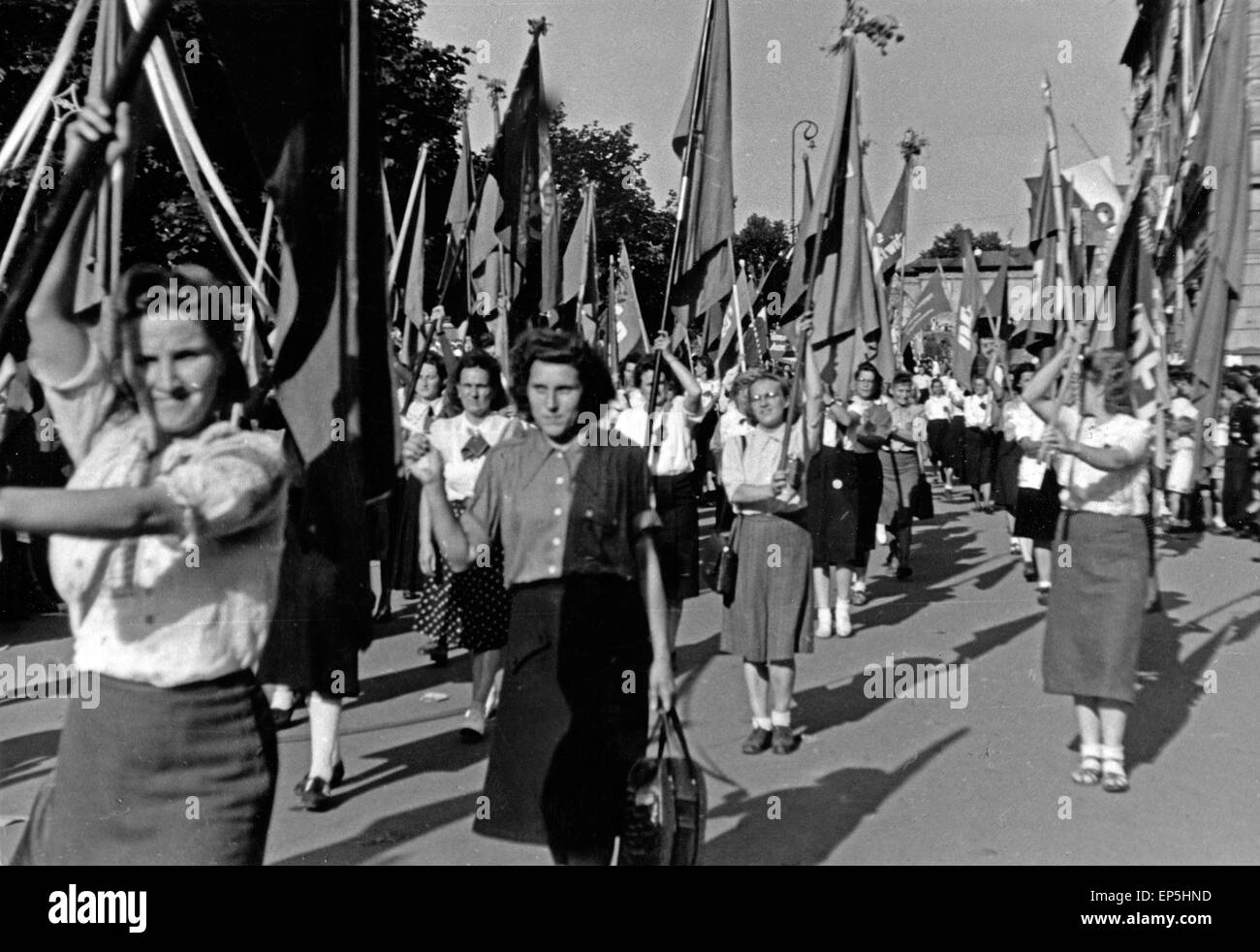 Maikundgebung mit Parade der FDJ in Ost Berlin, DDR 1950er Jahre. 1st of May rally with parade of FDJ youth organization at East Stock Photo