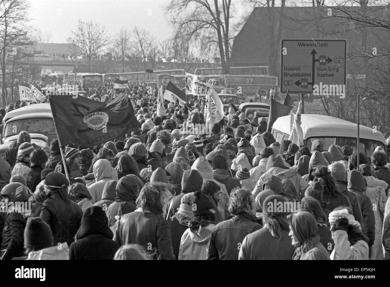 Demonstranten auf dem Weg zum Protest gegen den Bau des Kernkraftwerks in Brokdorf, Deutschland 1980er Jahre. First protesters a Stock Photo