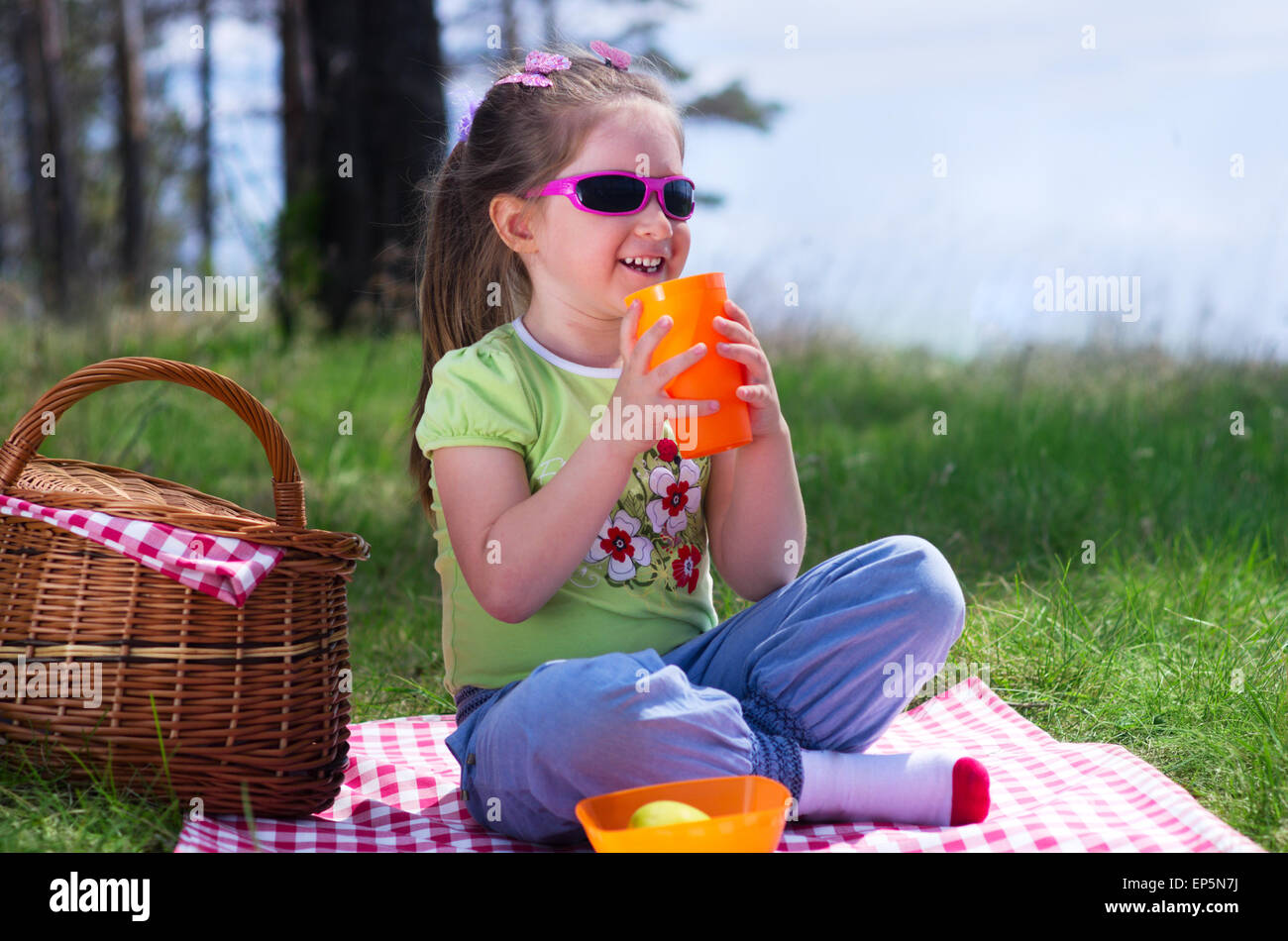 Little girl picnic basket plastic hires stock photography and images