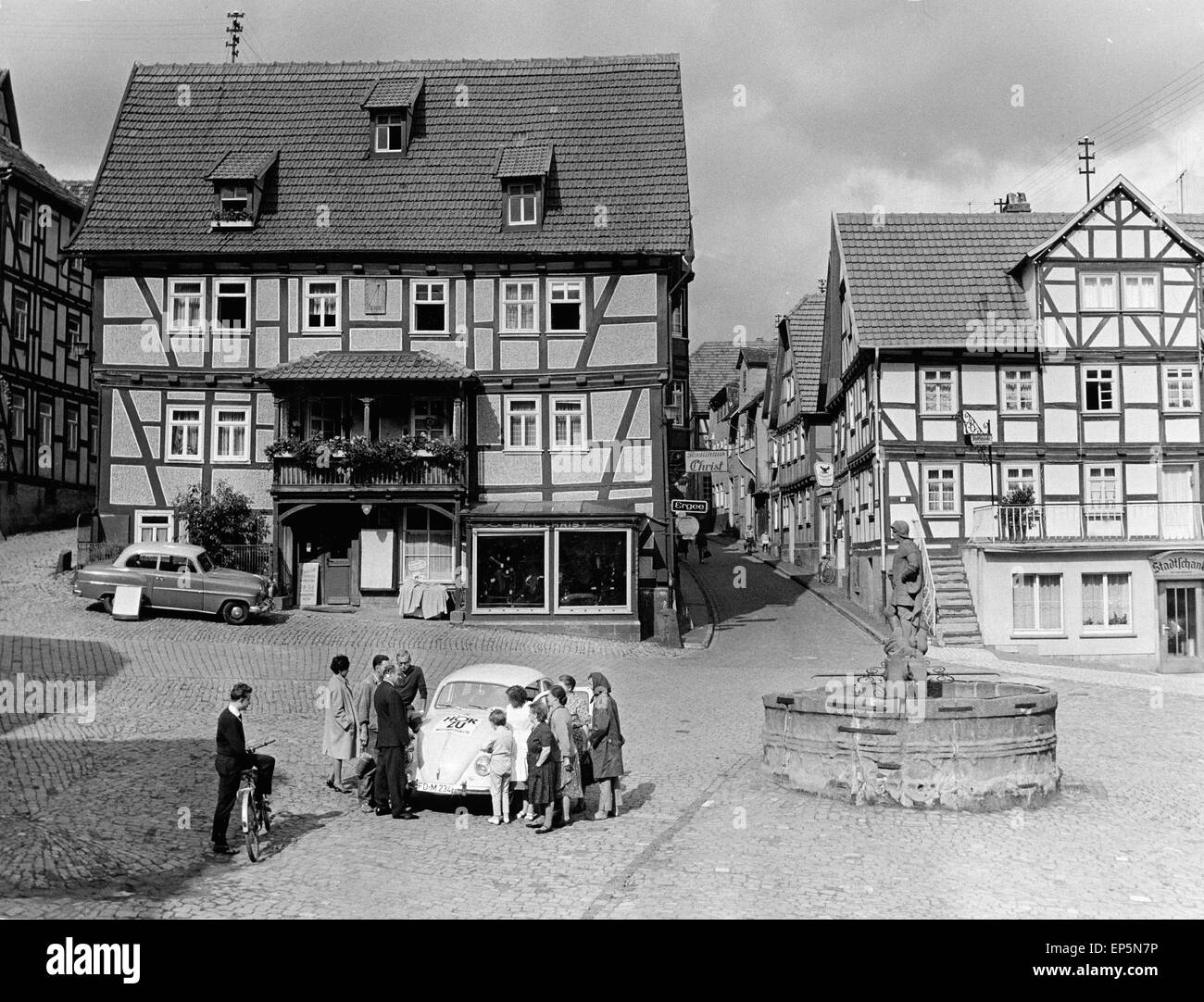 Das HörZu Mittwochsauto auf einem von Fachwerkhäusern umsäumten Platz in Schlitz in Osthessen, Deutschland Anfang 1970er Jahre. Stock Photo