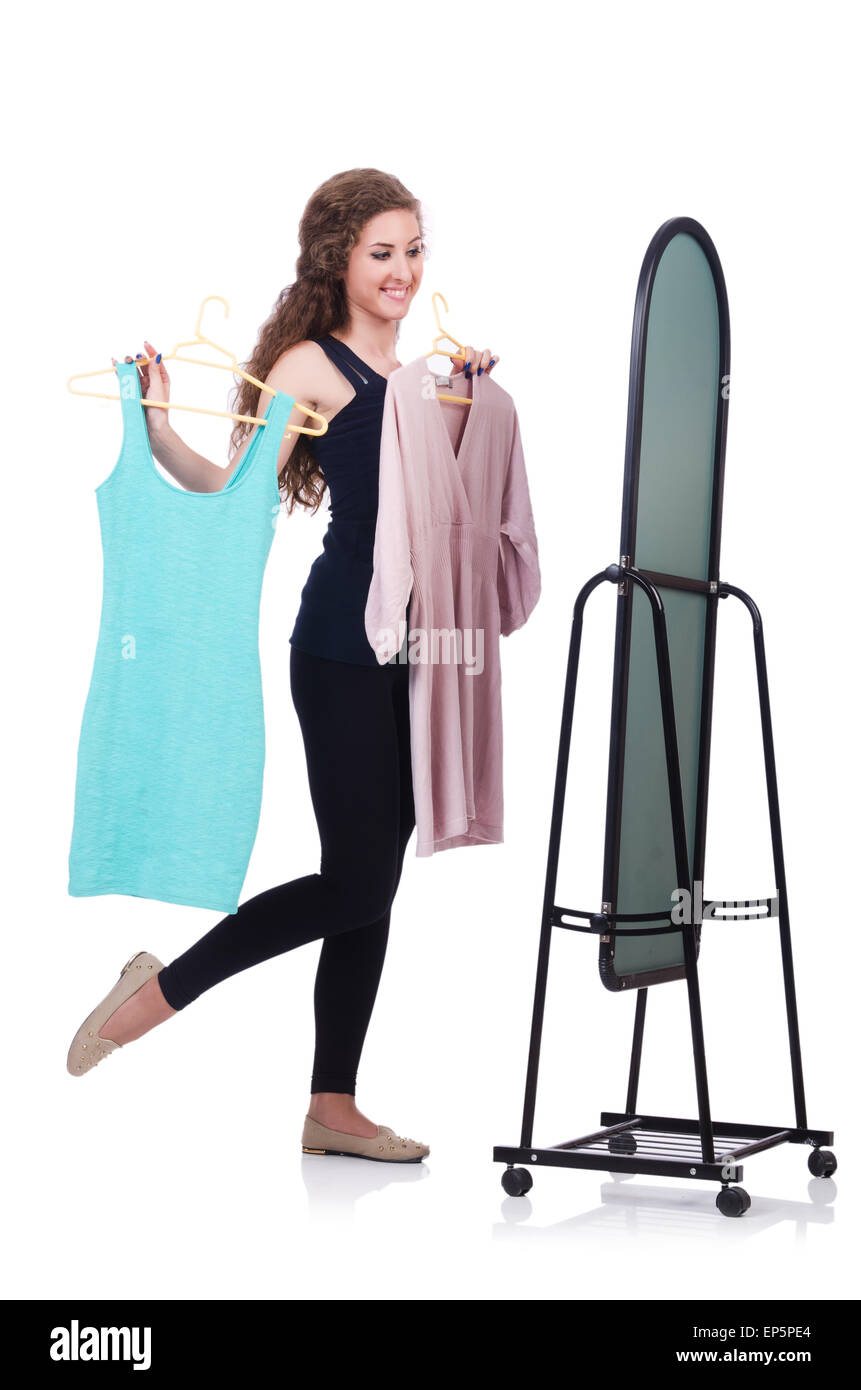 примерка одежды. женщина меряет пальто в магазине. сон мерила одежду в магазине. сон мерила одежду в магазине. девушка выбирает на белом фоне.