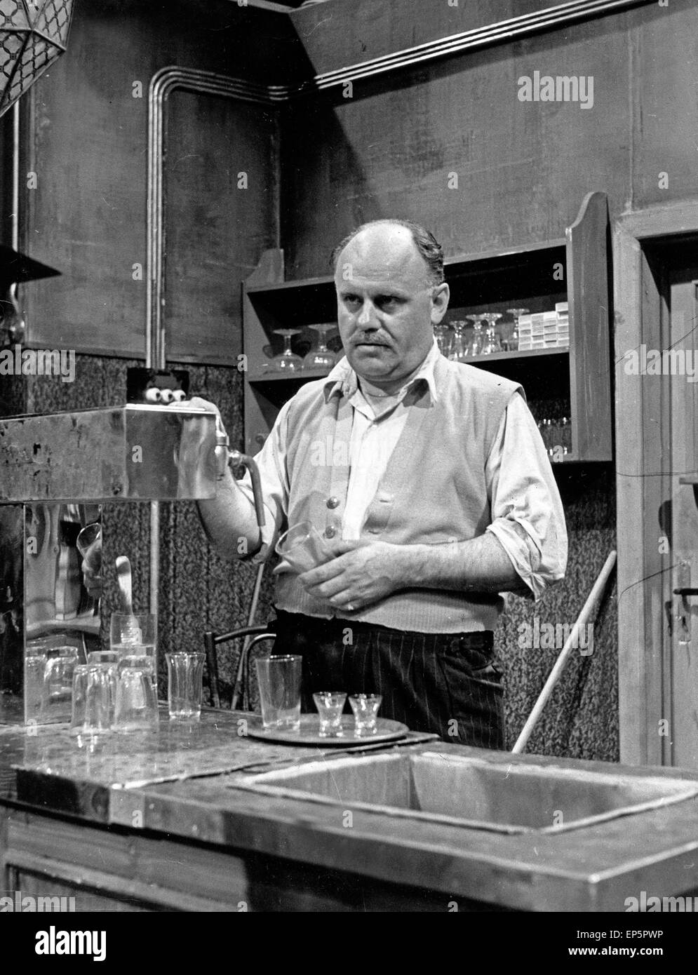 Deutscher Schauspieler Reinhold Bernt in der Rolle als Gastwirt
