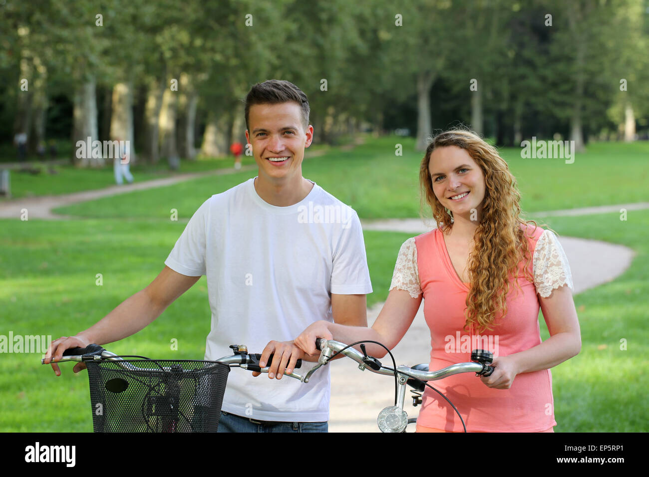 Junge Leute mit Fahrrädern Stock Photo