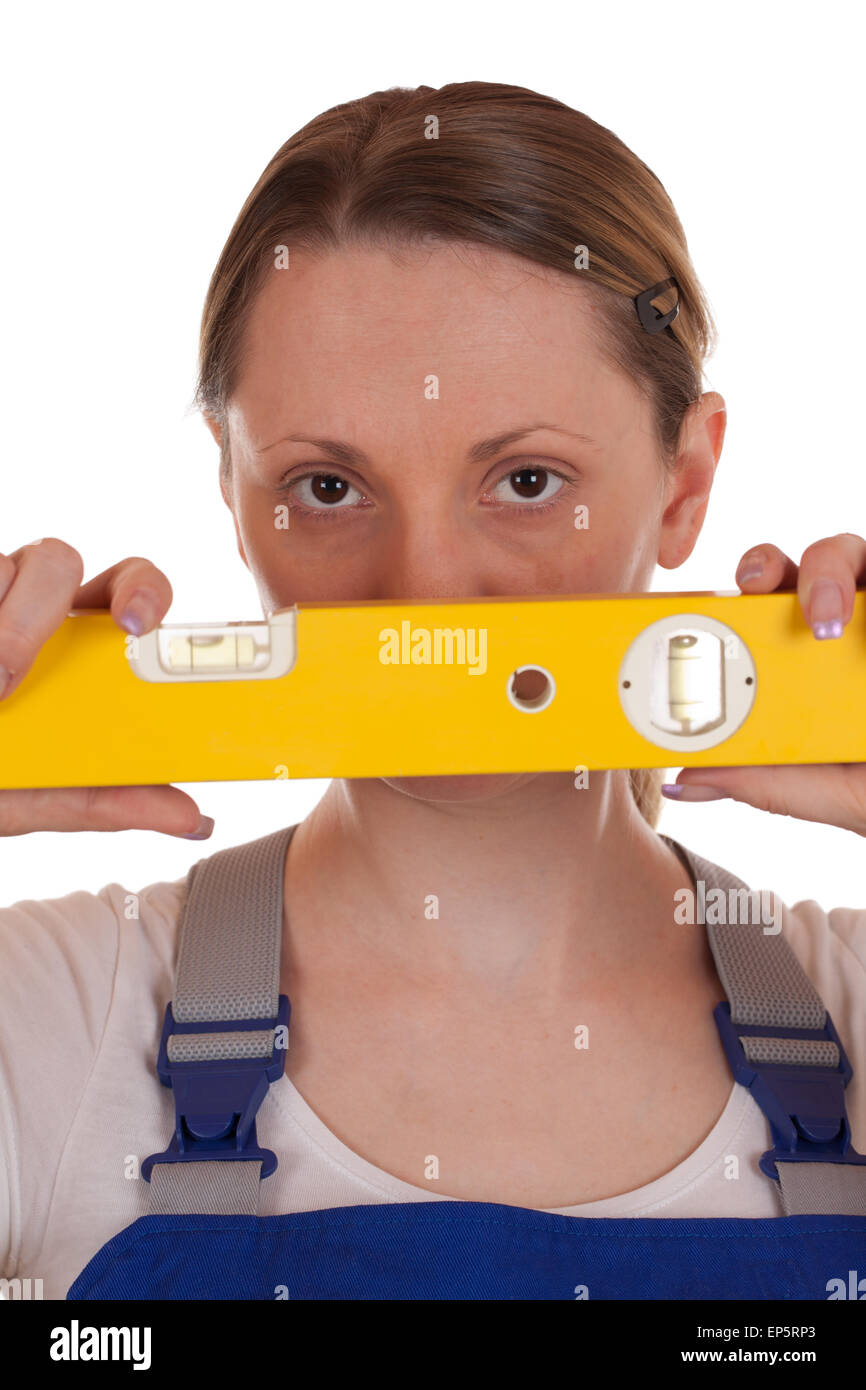 Junge Handwerkerin mit Wasserwaage in der Hand Stock Photo