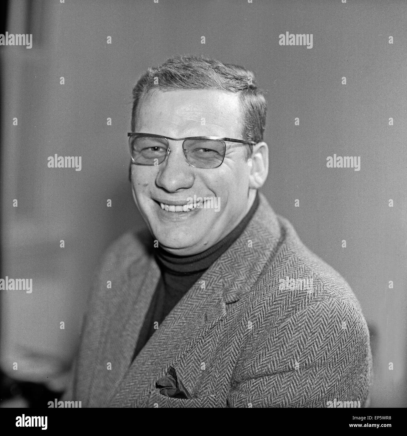 Der deutsche Schauspieler Wolfgang Völz in Hamburg, Deutschland 1960er Jahre. German actor Wolfgang Voelz at Hamburg, Germany 19 Stock Photo