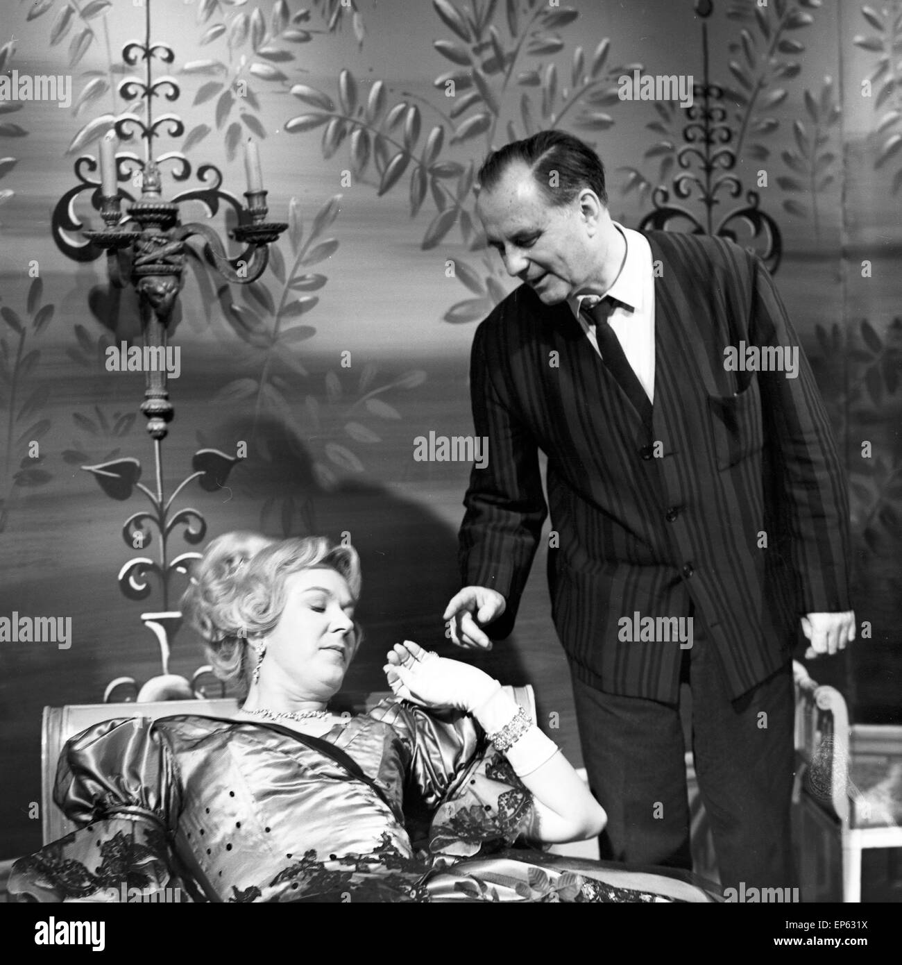 Die Zaubergeige, Fernsehspiel, Deutschland 1963, Regsseur Wolfgang Liebeneiner gibt Anweisungen. Stock Photo