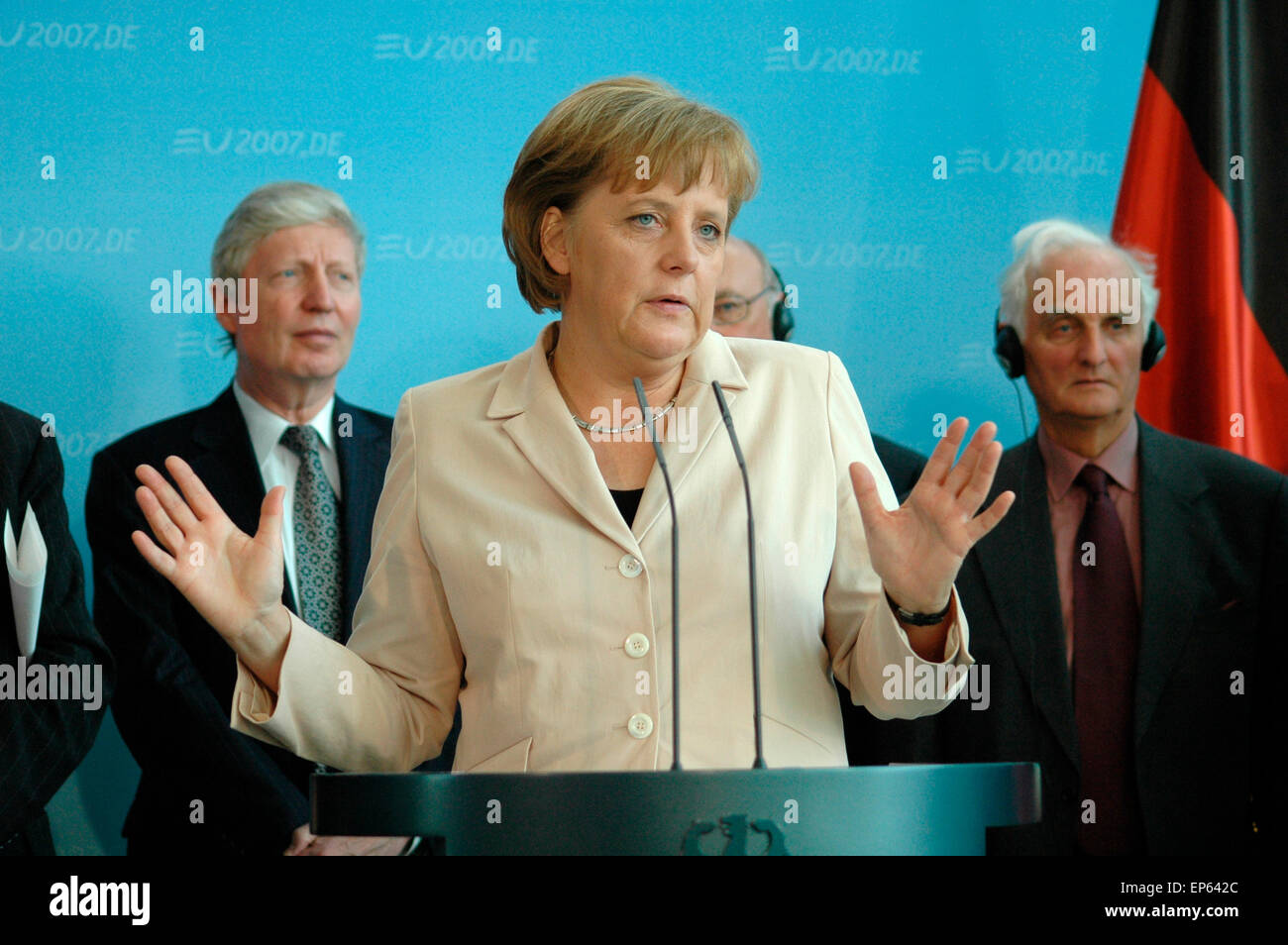 BKin Angela Merkel, Vorsitzende internationaler Akademien der Wissenschaften - Ueberreichung einer internationalen Akademieerklaerung zum G8-Gipfel zum Thema Klimaschutz an die Bundeskanzlerin, 16. Mai 2007, Bundeskanzleramt, Berlin-Tiergarten. Stock Photo