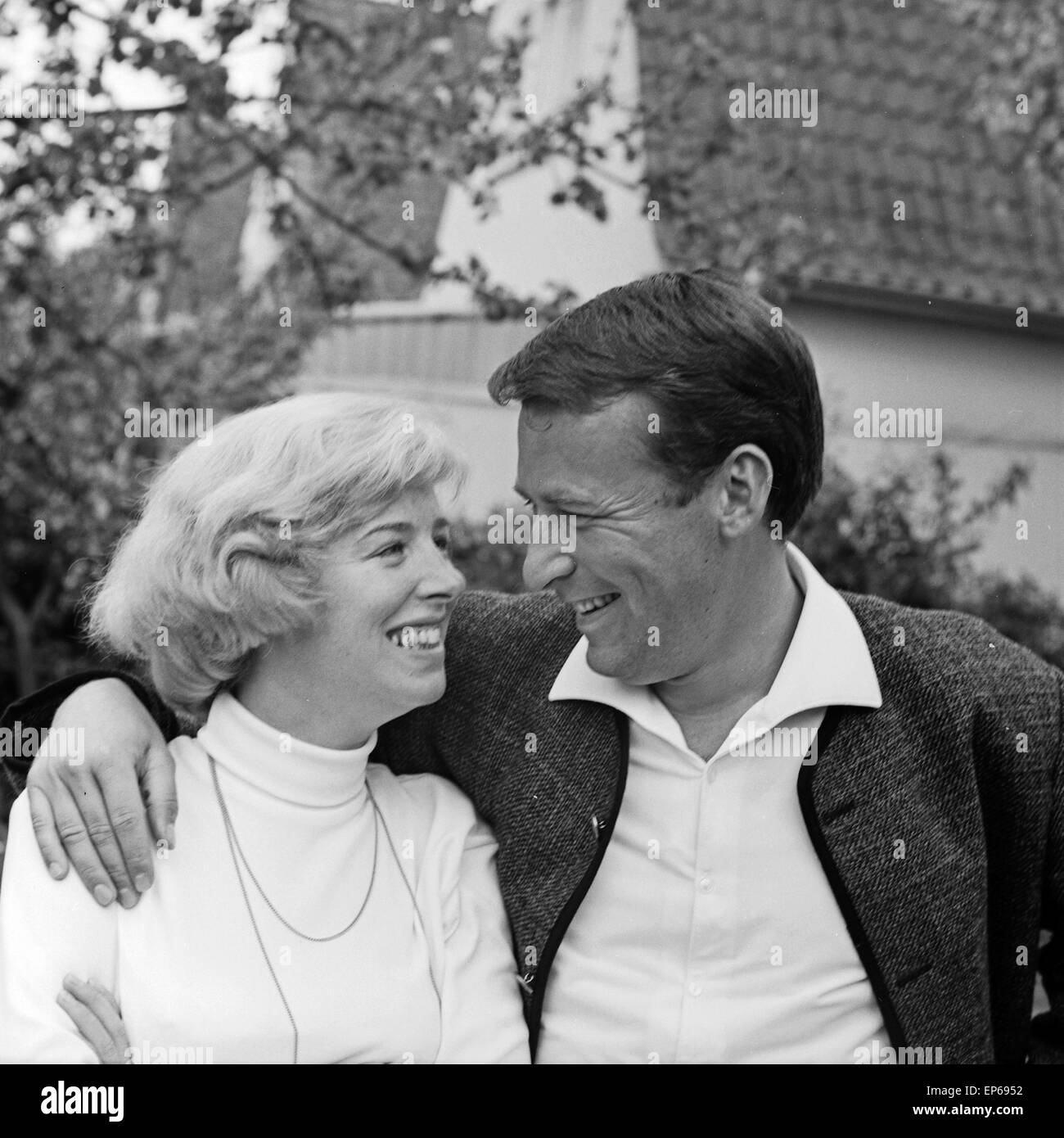 Deutscher Schauspieler, Kabarettist, Sänger und Moderator Günther Schramm mit seiner Frau Gudrun Thielemann, Deutschland 1960 Stock Photo