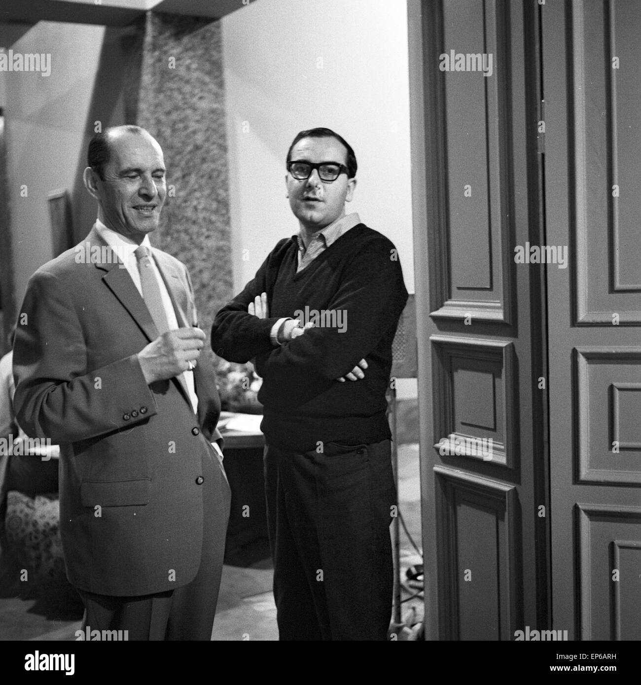 Episode 'Der Fall Nebe' aus der ZDF Fernsehserie 'Das Kriminalgericht', Deutschland 1964, Regisseur Georg Tressler (links) Stock Photo