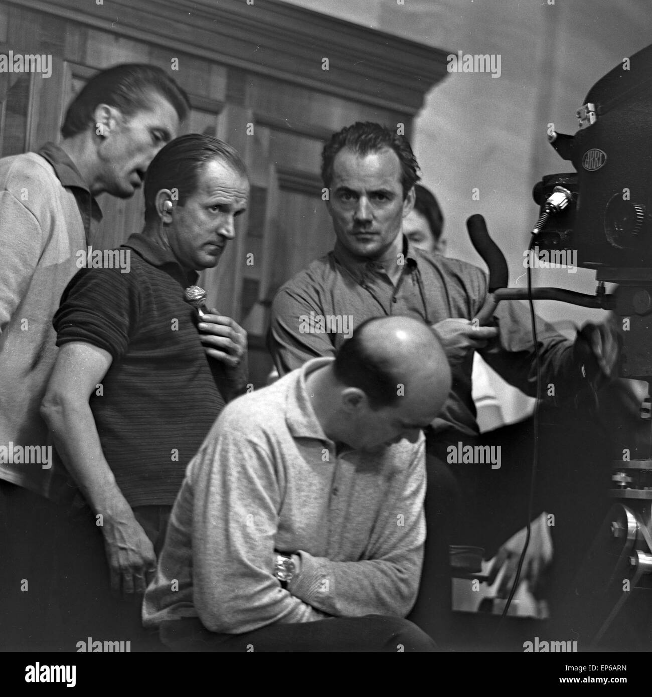 Episode 'Der Fall Nebe' aus der ZDF Fernsehserie 'Das Kriminalgericht', Deutschland 1964, Regisseur Georg Tressler (unten) Stock Photo