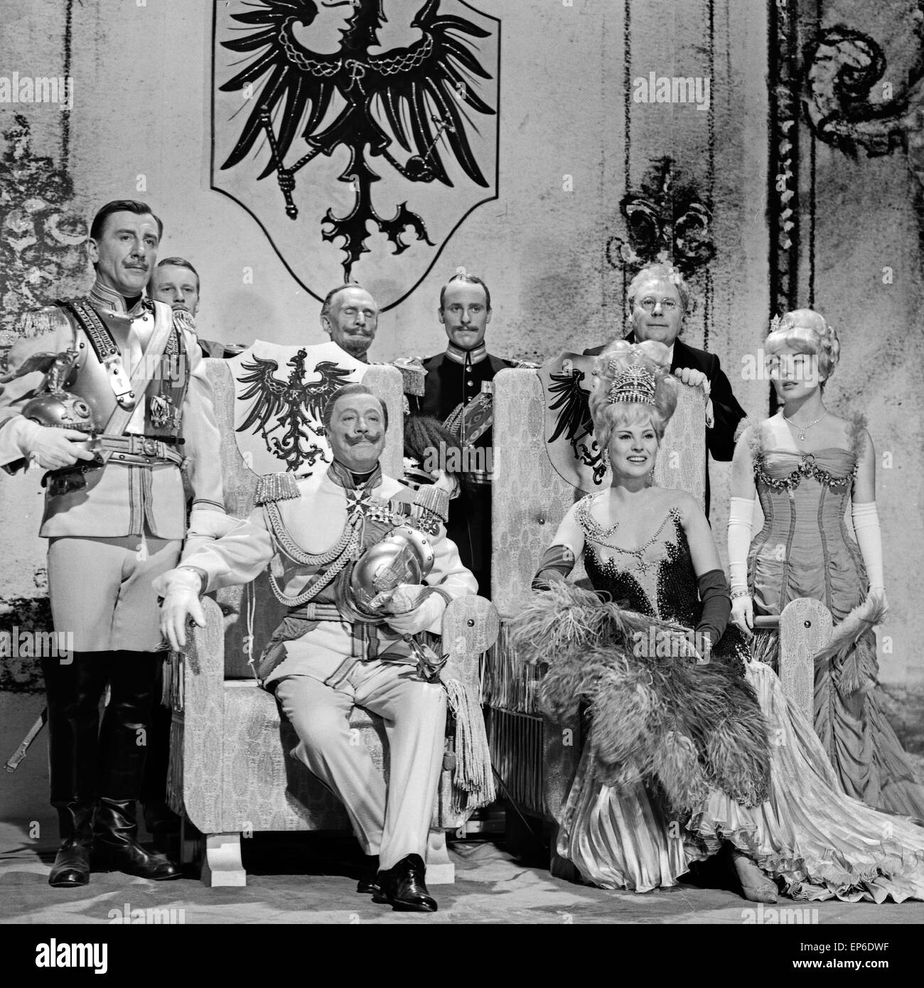 Frau Luna, Fernsehspiel, Deutschland 1964, Regie: Thomas Engel, Darsteller: Hubert von Meyerinck (sitzend, links), Margit Schram Stock Photo