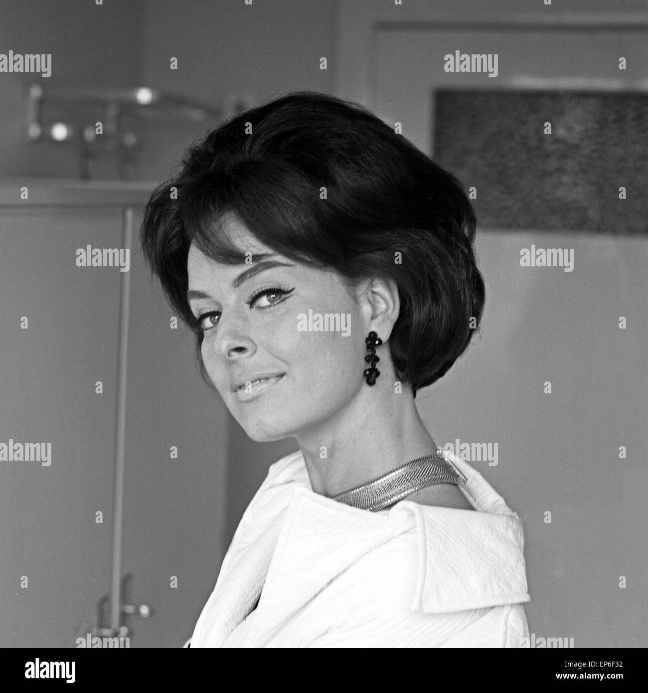 Schauspielerin Ingeborg Lüscher in Hamburg, Deutschland 1960er Jahre. Actress Ingeborg Luescher at Hamburg, Germany 1960s. Stock Photo