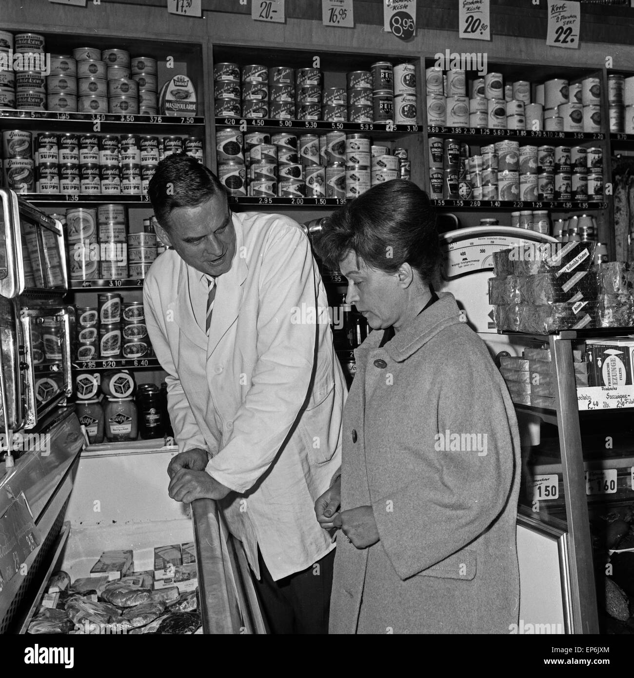 Gründerin des Bereichs Frauenfunk im NWDR Dorothea Kempa-Rohne beim Einkaufen, Deutschland 1960er Jahre. Founder of women's Stock Photo