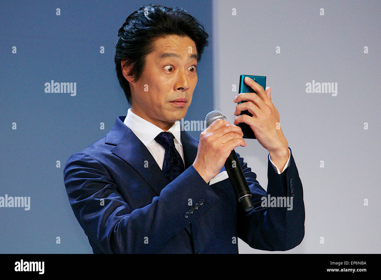 japanese-actor-shinichi-tsutsumi-tests-a-new-smartphone-with-iris