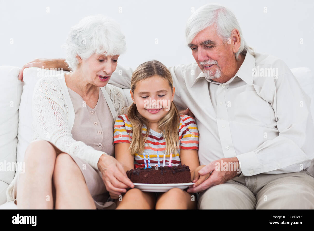 Дед внучкой занимается. Дедок развлекается с внученькой. Дедушка с внучкой на море.